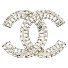 Chanel 2024 Brosche „Baguette Carré CC Maxi“ aus silbernem Metall mit Zirkonia-Steinen