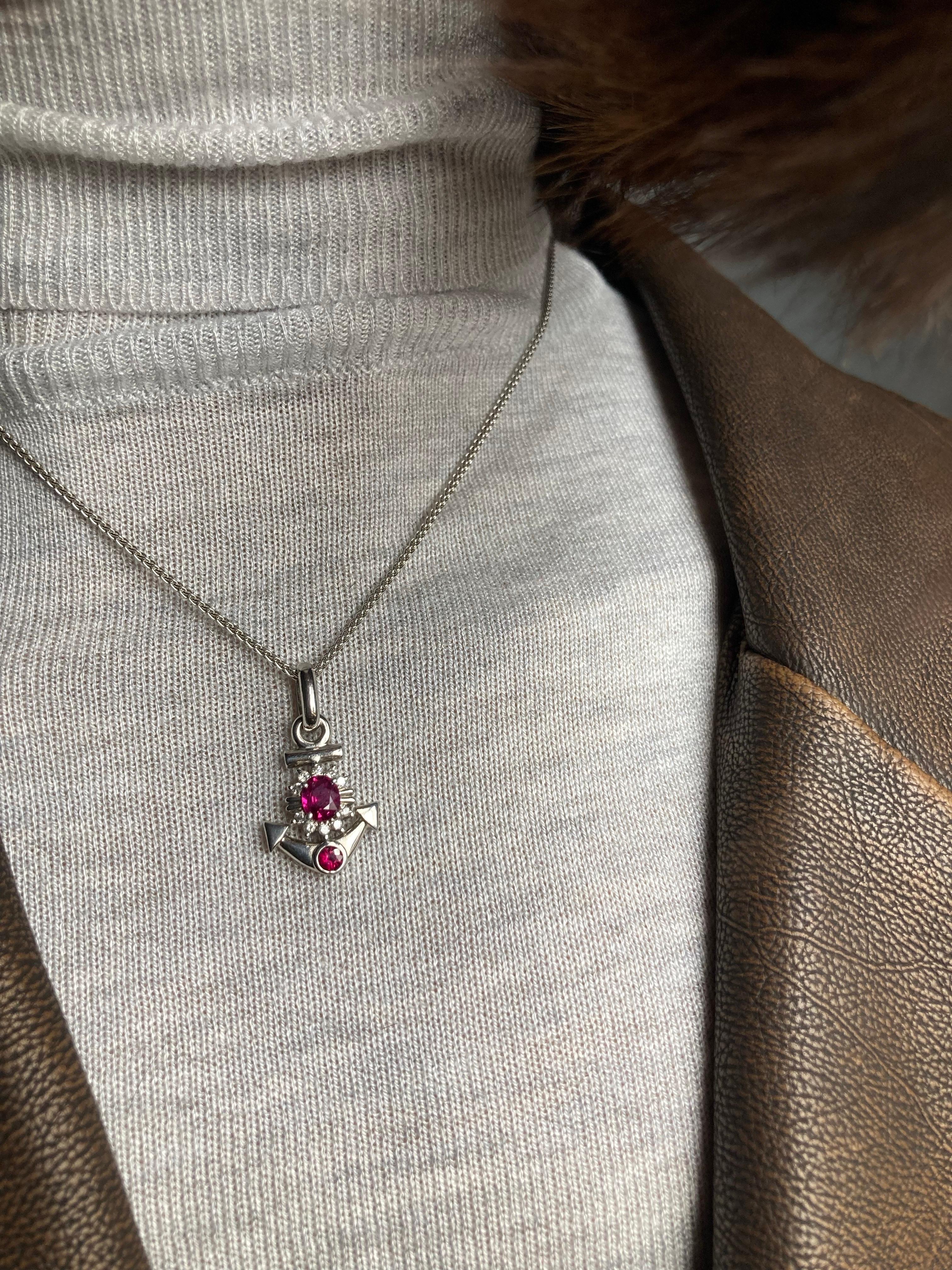 da uomo o donna Ciondolo ad ancora in argento platino con rubino naturale da 1,5 carati e diamanti in vendita