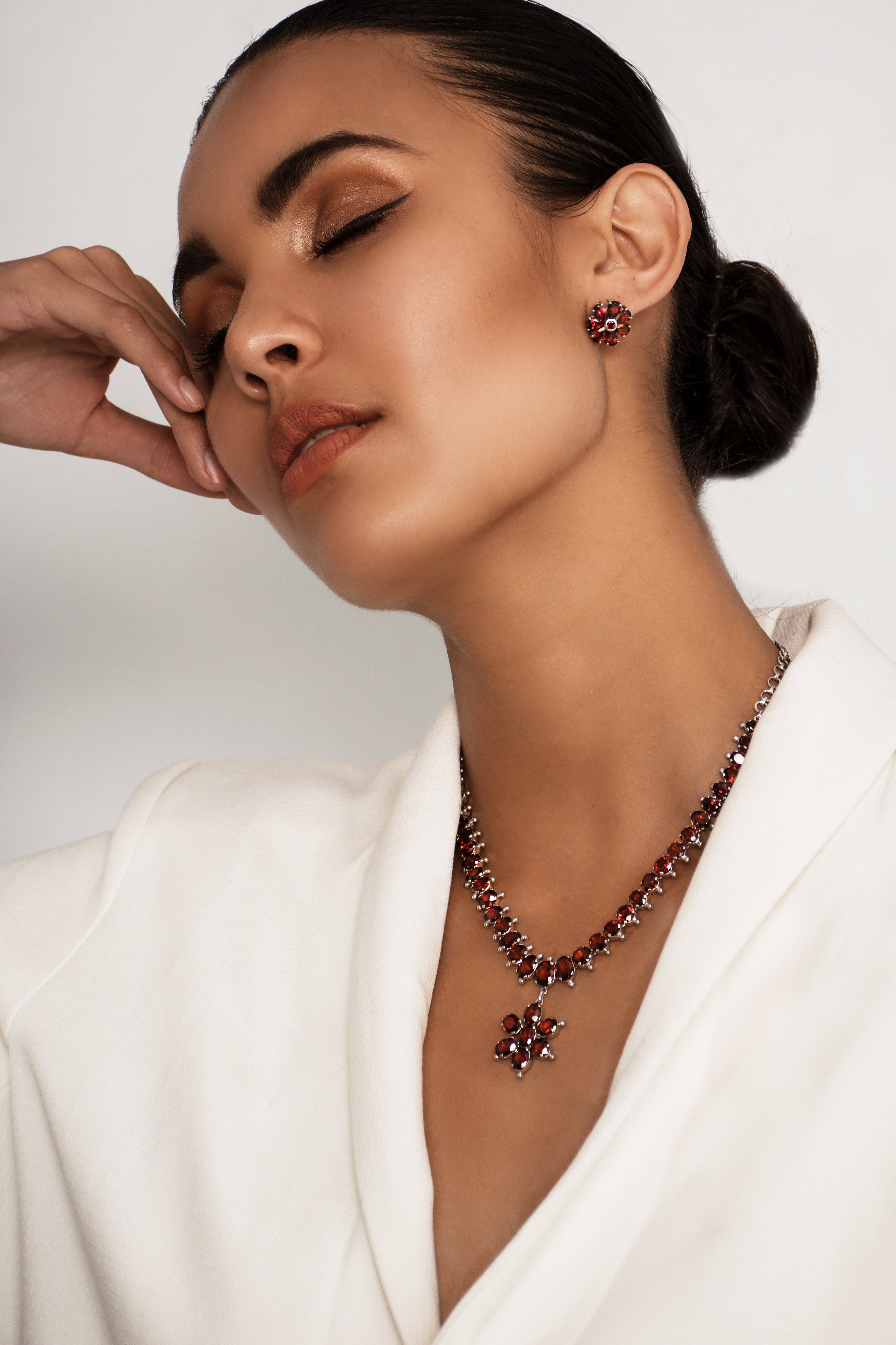 Introducing our enchanting Floral Motif Oval cut Natural Garnet  Necklace, a true testament to timeless beauty and delicate craftsmanship. This exquisite necklace is adorned with a stunning collection of thirty-nine oval-cut garnet gemstones, each