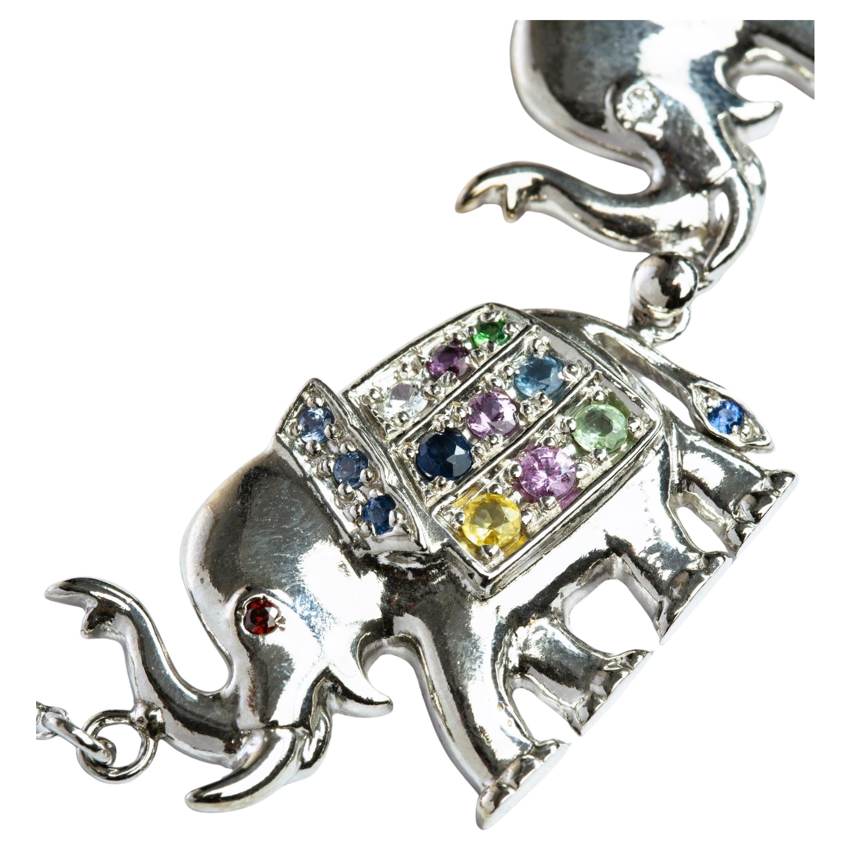 Contempla nuestro impresionante Collar con motivo animal Trío de Elefantes, una encarnación de la elegancia, la gracia y el encanto perdurable de los elefantes. Esta pieza única de joyería presenta tres elefantes de exquisito diseño, intrincadamente