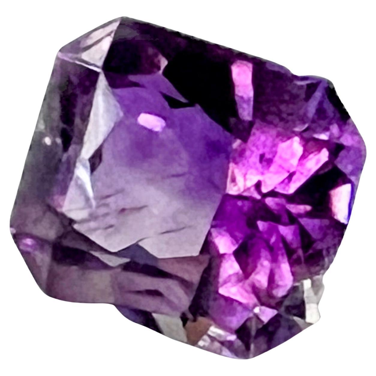 Cette exquise pierre en vrac d'améthyste violette naturelle de 7,17ct, taille princesse, est travaillée à la perfection.
La pierre précieuse présente une taille princesse habilement taillée qui ajoute une touche de perfection à vos