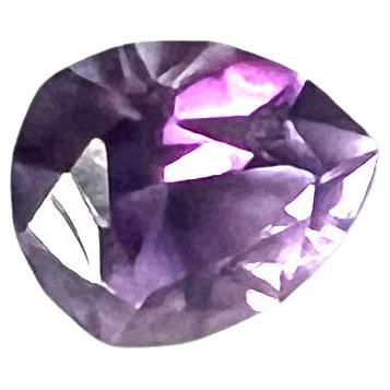 Admirez la beauté enchanteresse de cette améthyste violette taillée en poire de 4,55ct. Ses dimensions et ses qualités exquises en font le choix idéal pour votre prochain projet de bijouterie :
Cette pierre précieuse est habilement taillée dans de