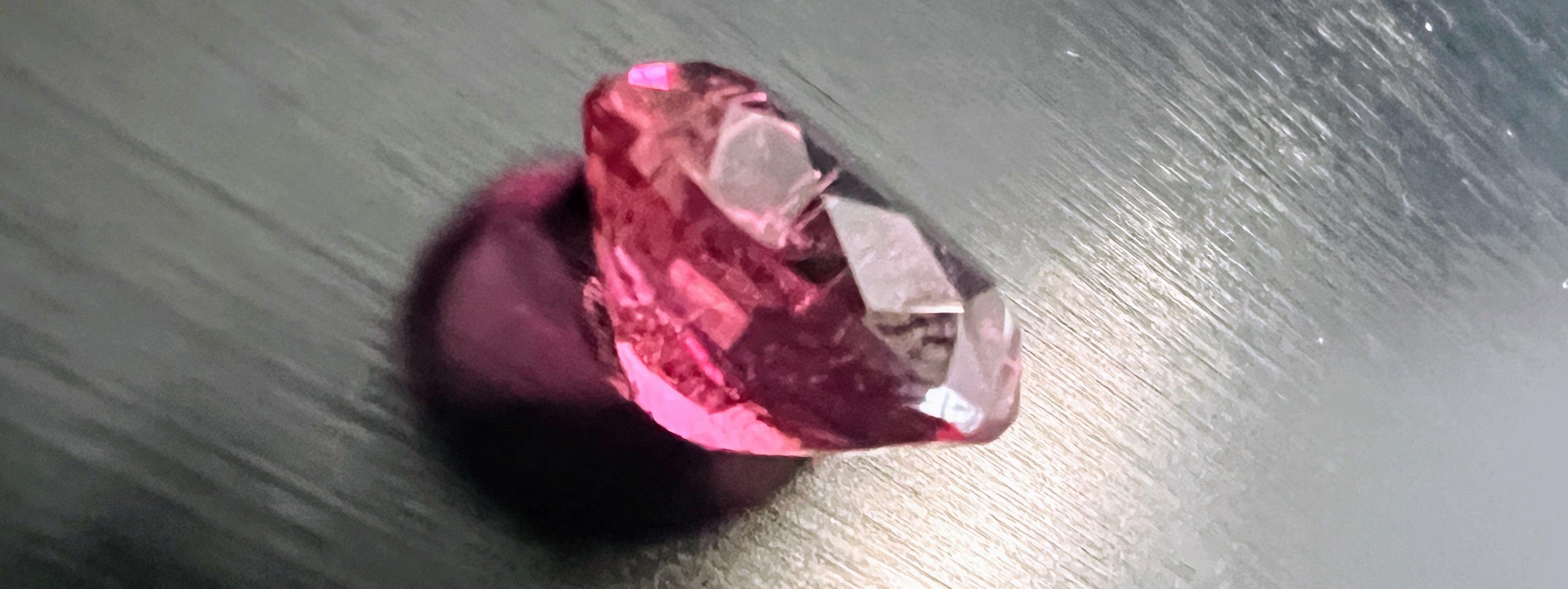 Taille ovale Pierre précieuse non sertie, tourmaline rubellite rose dramatique ovale de 9,60 carats en vente