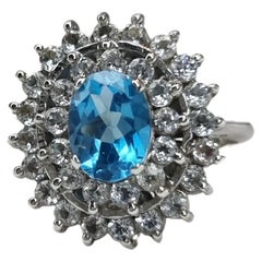 Anillo de cóctel de topacio azul natural ovalado de 1 ct