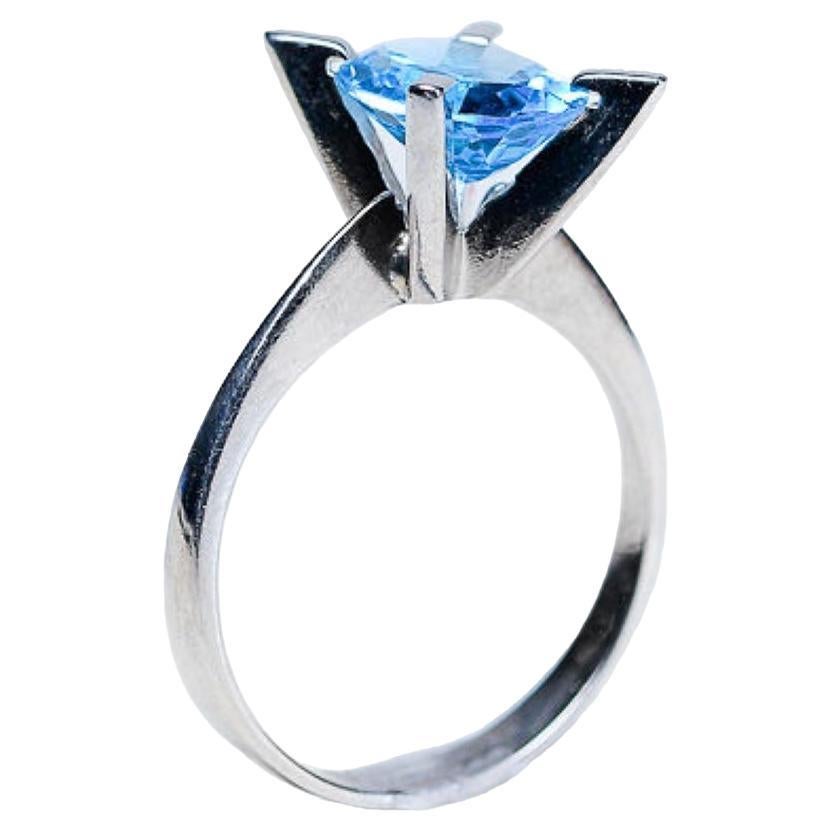 Modern  2.5ct Oval Cut Blue Topaz Solitaire Ring For Sale