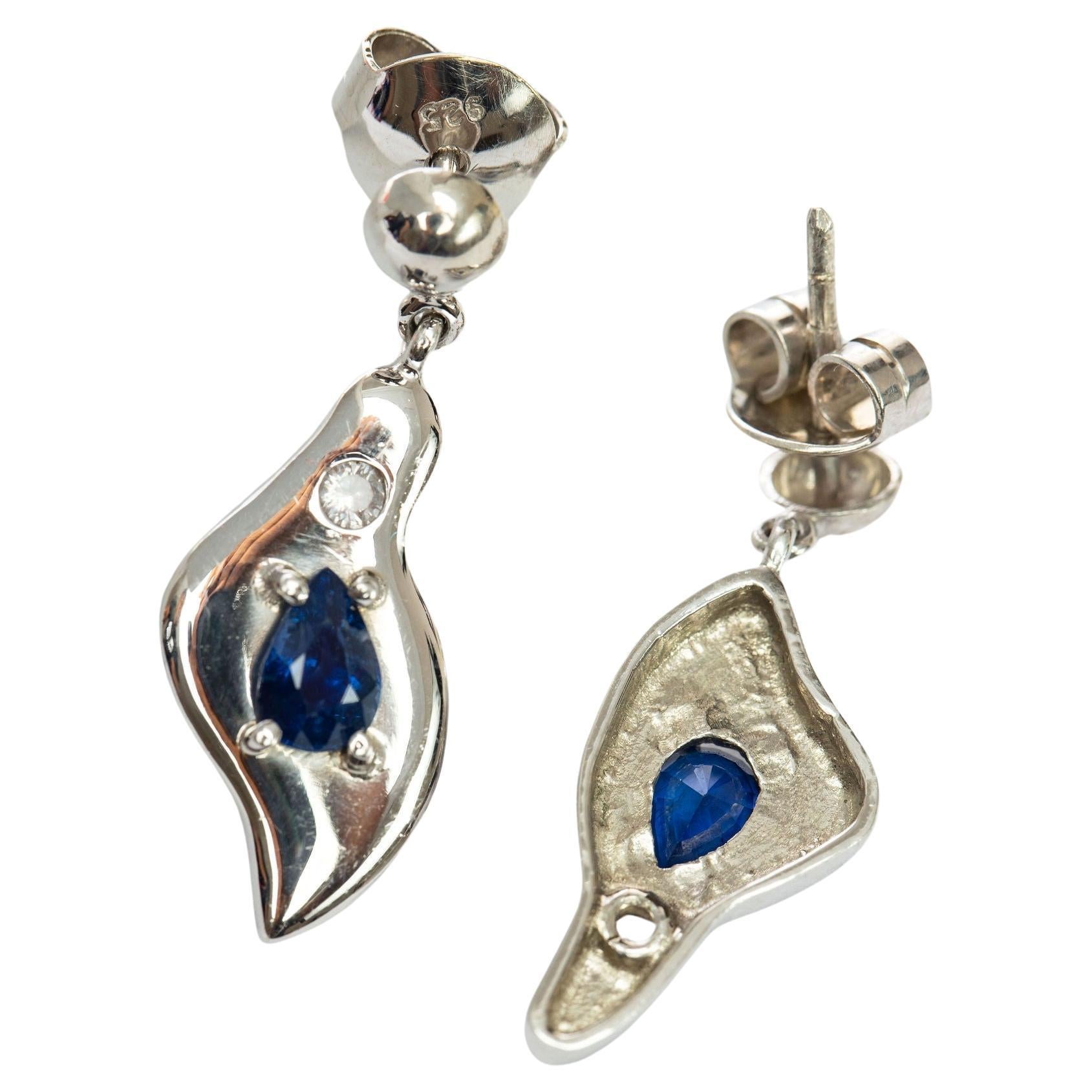 1ct Pear Cut Blue Sapphire Leaf Drop Earrings In New Condition For Sale In Sheridan, WY