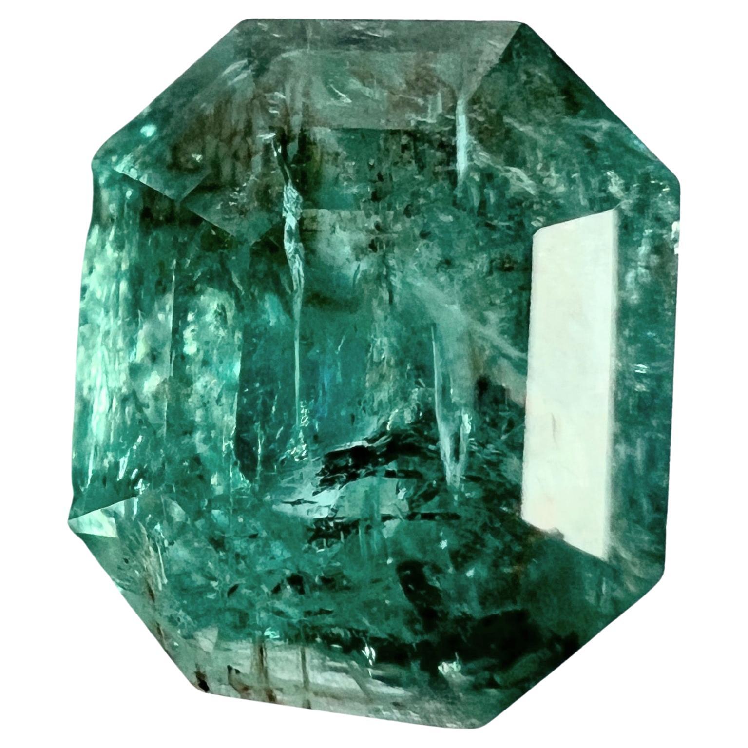 Werfen Sie einen Blick auf diesen 6,5ct ölfreien, natürlichen grünen Smaragd-Edelstein, einen fesselnden, facettierten Stein, der eine erstaunliche Klarheit mit ausgeprägten Einschlüssen verbindet. Dieser Smaragd zelebriert die Kunstfertigkeit der