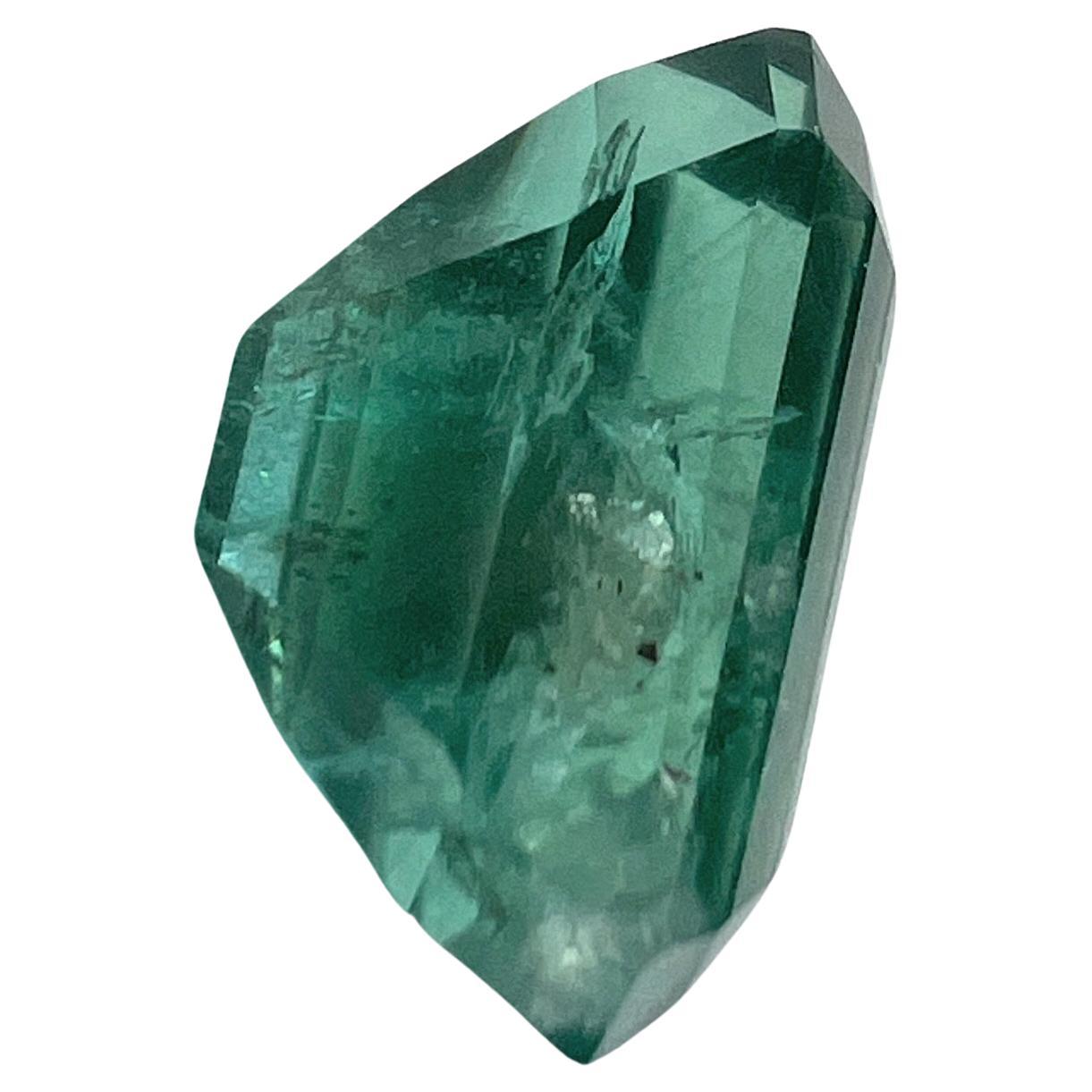 Entdecken Sie den Inbegriff von Design-Luxus mit unserem 4,80ct ölfreien natürlichen grünen Smaragd-Edelstein. Dieser Edelstein ist für seine bemerkenswerte Klarheit und seine für einen Smaragd makellose Zusammensetzung bekannt und ist eine wahre