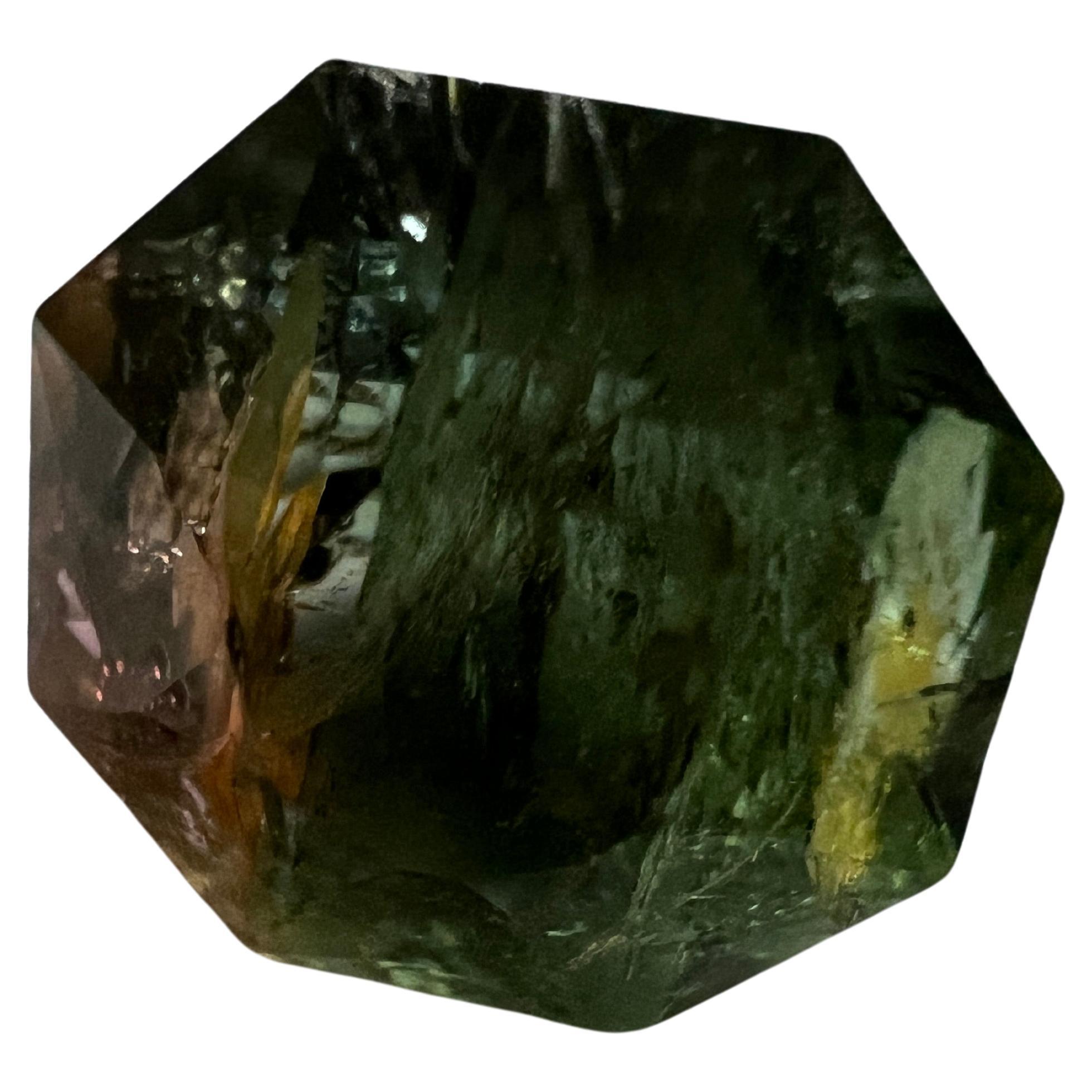 Entdecken Sie die Pracht dieses achteckigen Rubellit-Turmalin-Edelsteins (12,5 Okt.), ein Zeugnis der Natur von ihrer besten Seite. Mit seinem einzigartigen achteckigen Schliff fängt dieser Edelstein das Licht ein und zeigt eine atemberaubende