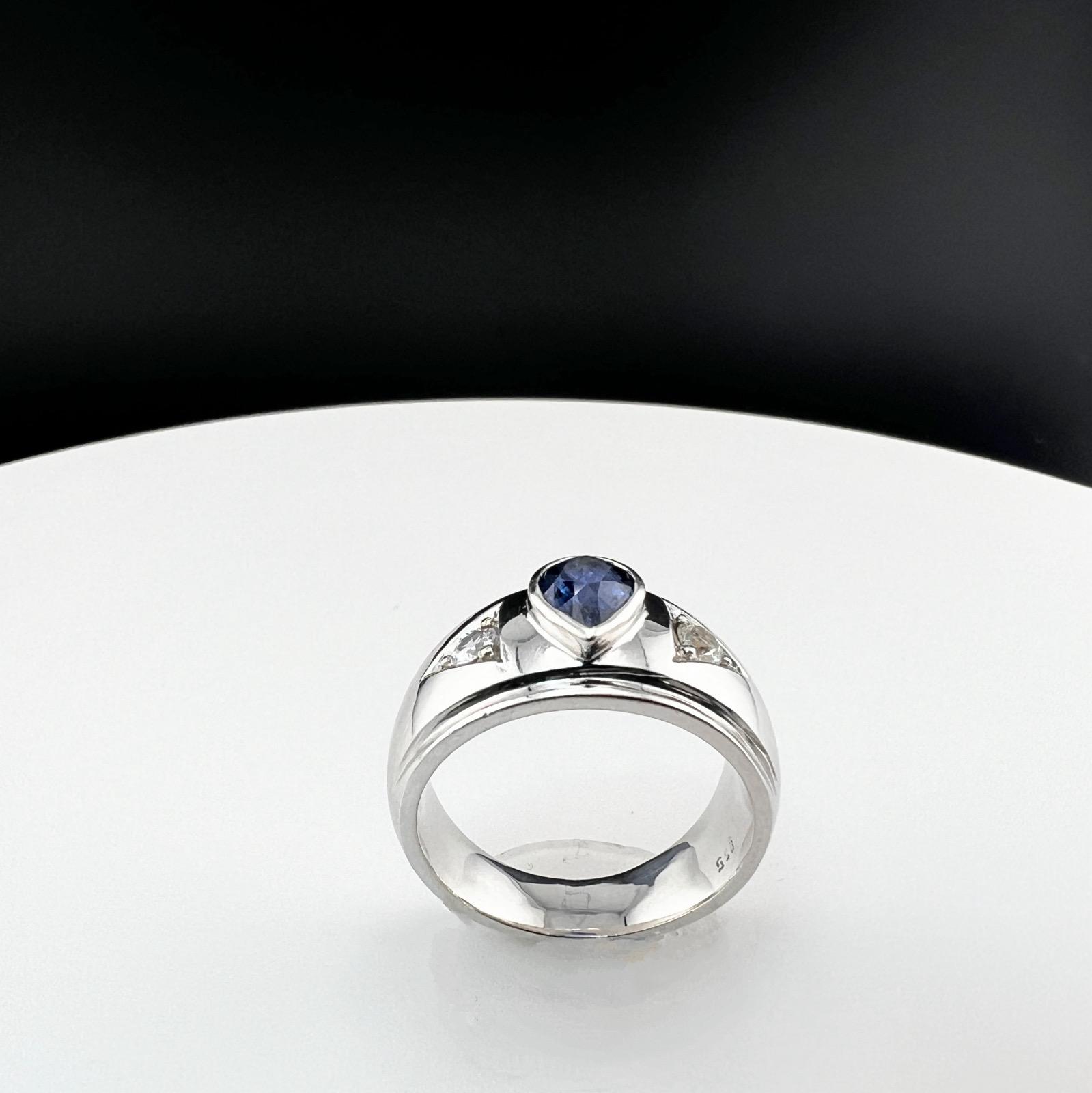 Contemporary 1.6ct Pear Cut NATURAL Blue Sapphire 3 Stone Ring For Sale