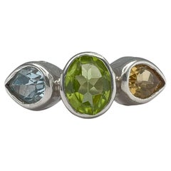 Anillo Natural de Tres Piedras en Cúpula: Fusión de Peridoto, Citrino y Topacio