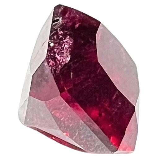 Cette superbe tourmaline rubellite de 8,85 carats de taille carrée est une pierre précieuse d'une beauté inégalée. Sa teinte framboise vibrante danse avec la vie, capturant l'essence de la passion et de l'énergie. Que vous soyez créateur de bijoux