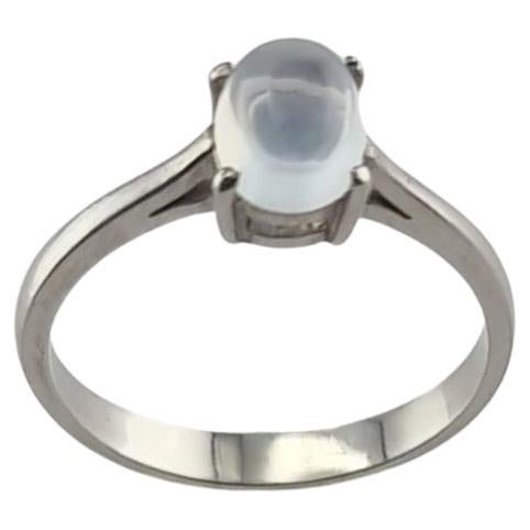 Progettato in modo splendido, questo anello di fidanzamento solitario è una scelta affascinante per il giorno speciale della tua vita. L'anello è impreziosito da una pietra di luna di forma ovale come solitario in un'incastonatura a 4