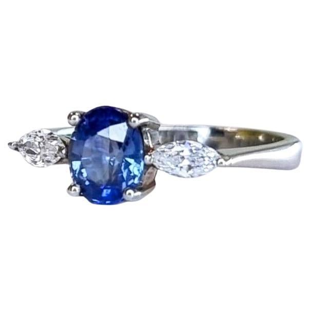 Benutzerdefinierte Bestellung: 1ct Oval natürlichen blauen Saphir und Diamant Platin Ring

In diesem Ring ist ein natürlicher blauer Saphir im Ovalschliff von 1 Karat als Mittelstück zwischen zwei VS1-Diamanten gefasst. Der satte Blauton des Saphirs
