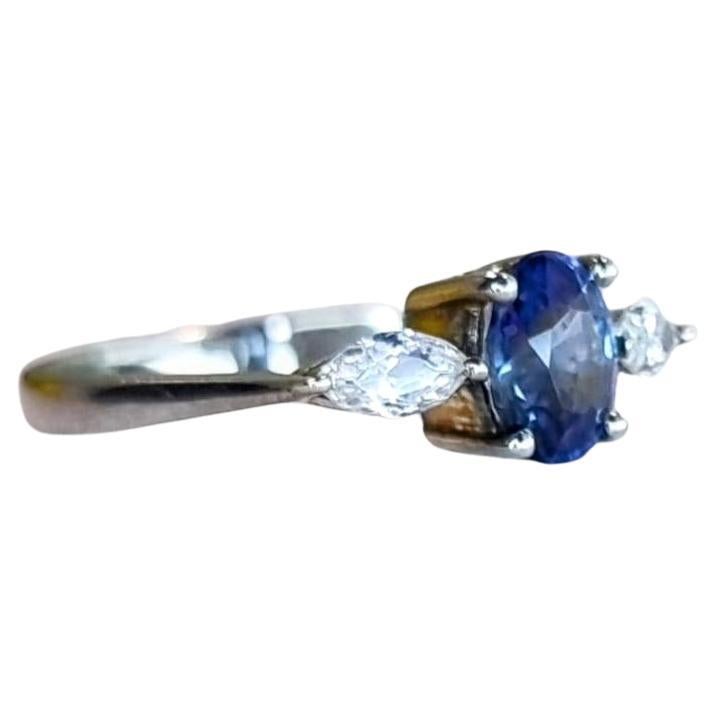 Platinring, 1 Karat ovaler natürlicher blauer Saphir und Diamant (Ovalschliff) im Angebot