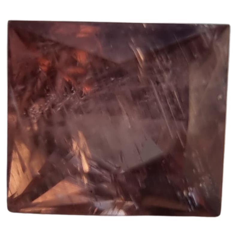 Gema turmalina roja oxidada de 5,13 quilates

Este excepcional  La gema turmalina de 5,13 quilates es un tesoro raro y cautivador, que se distingue por su llamativo color rojo óxido. El tono cálido y terroso evoca imágenes de hojas otoñales,