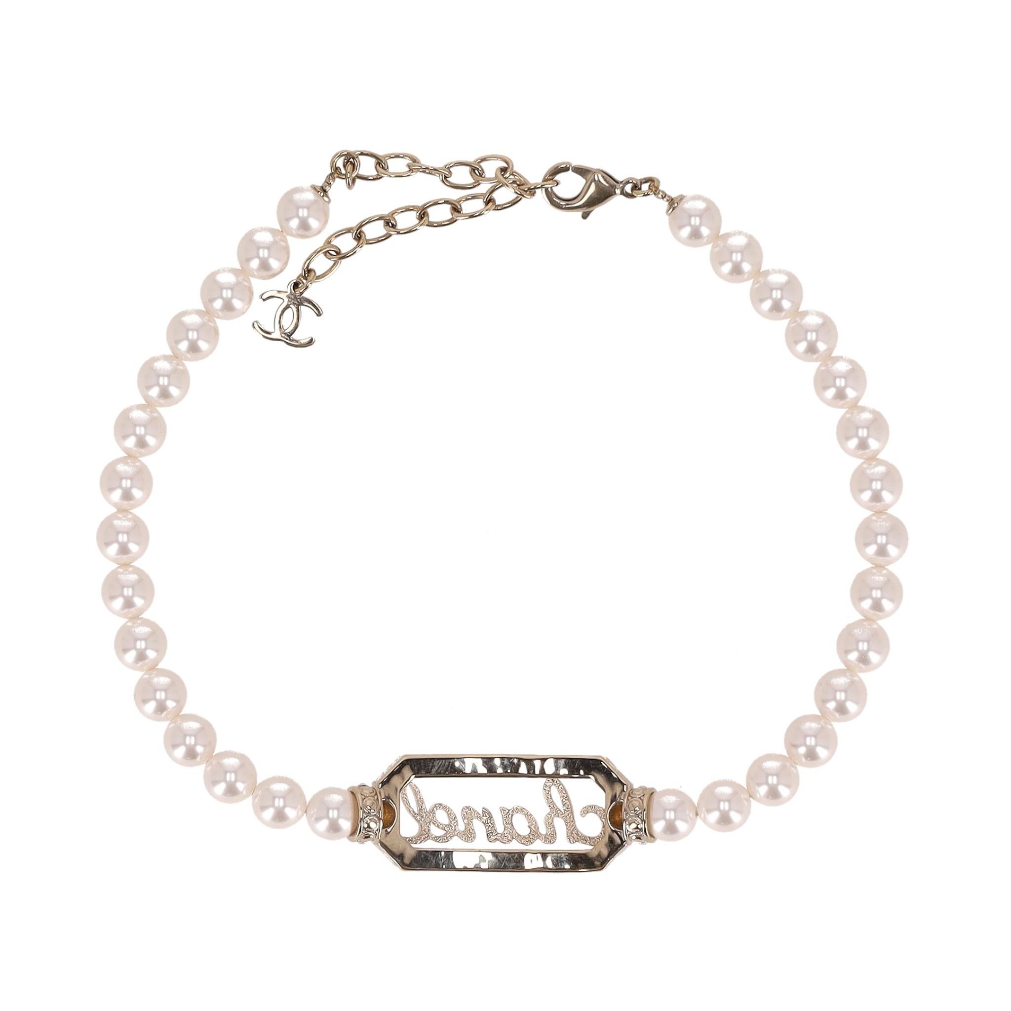 Donna Collana Chanel con collana di perle e firma 