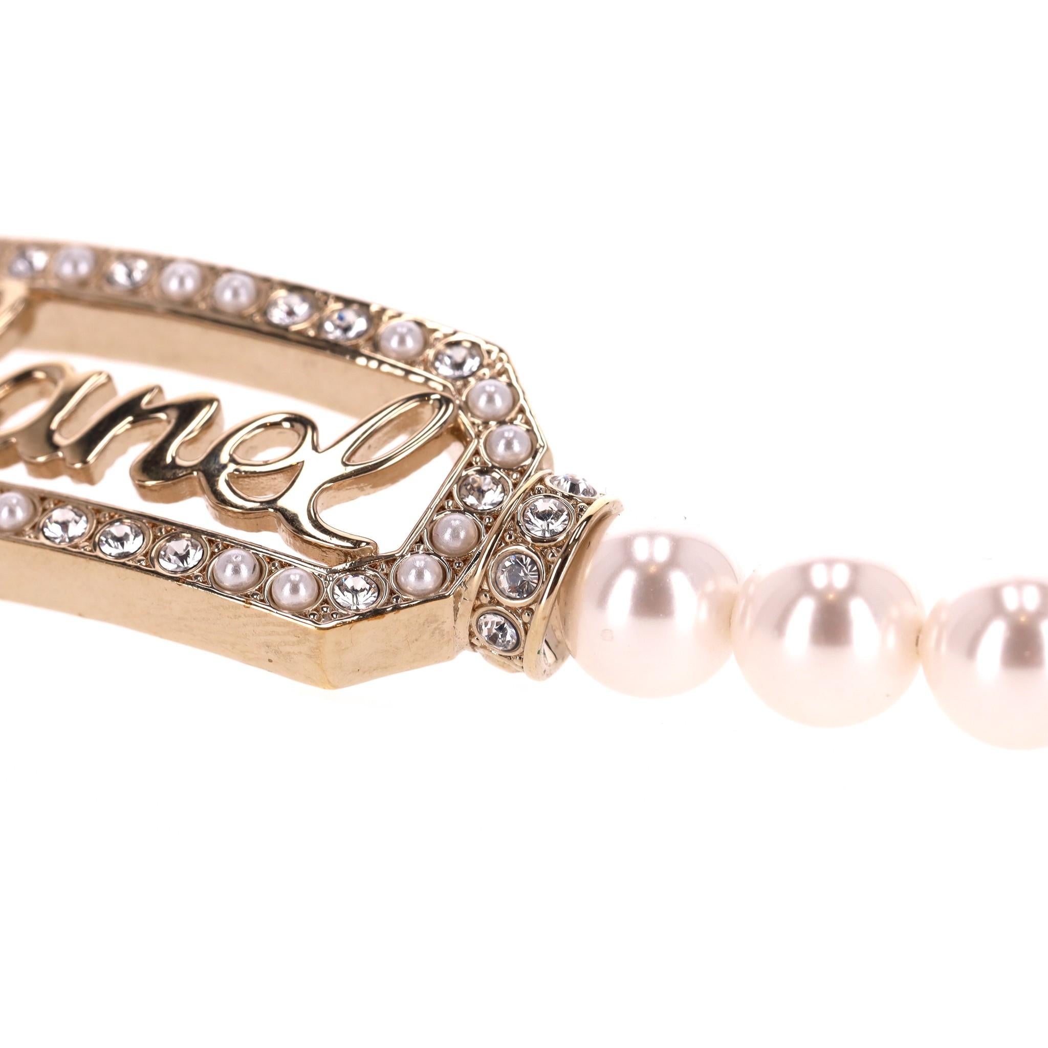 Collana Chanel con collana di perle e firma 