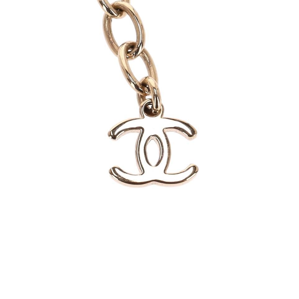 Collana Chanel con collana di perle e firma 