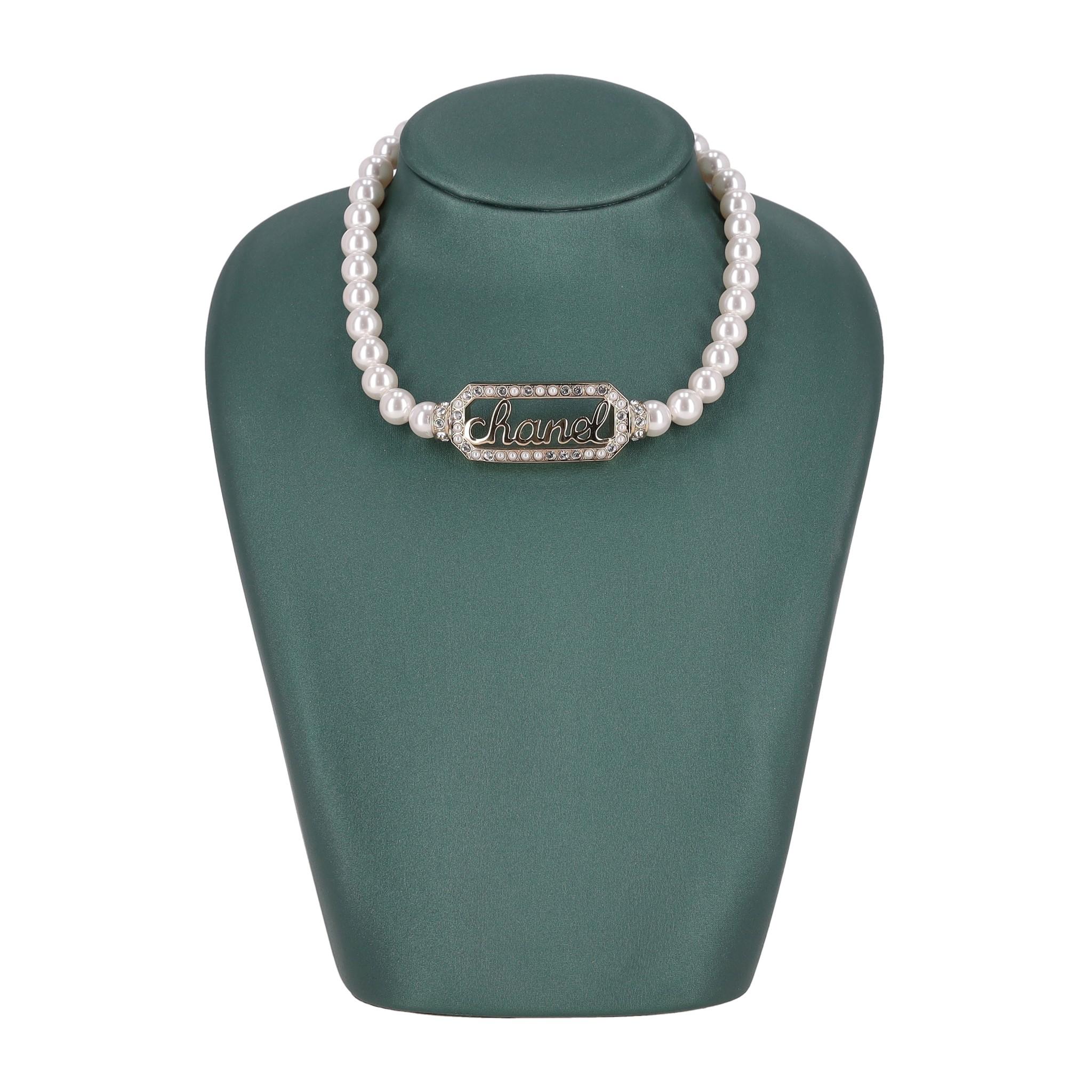 Collana Chanel con collana di perle e firma 