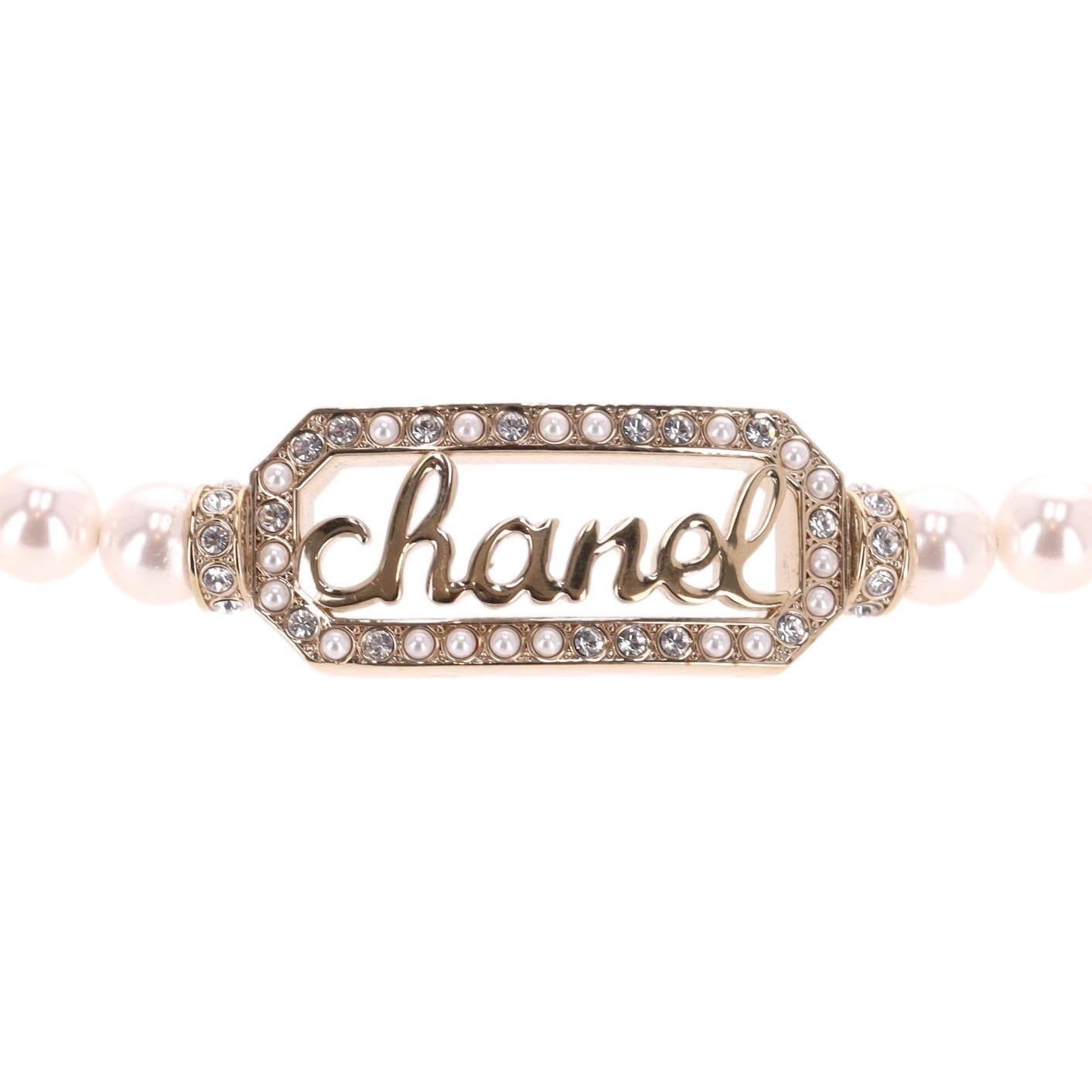 Taglio misto Collana Chanel con collana di perle e firma 