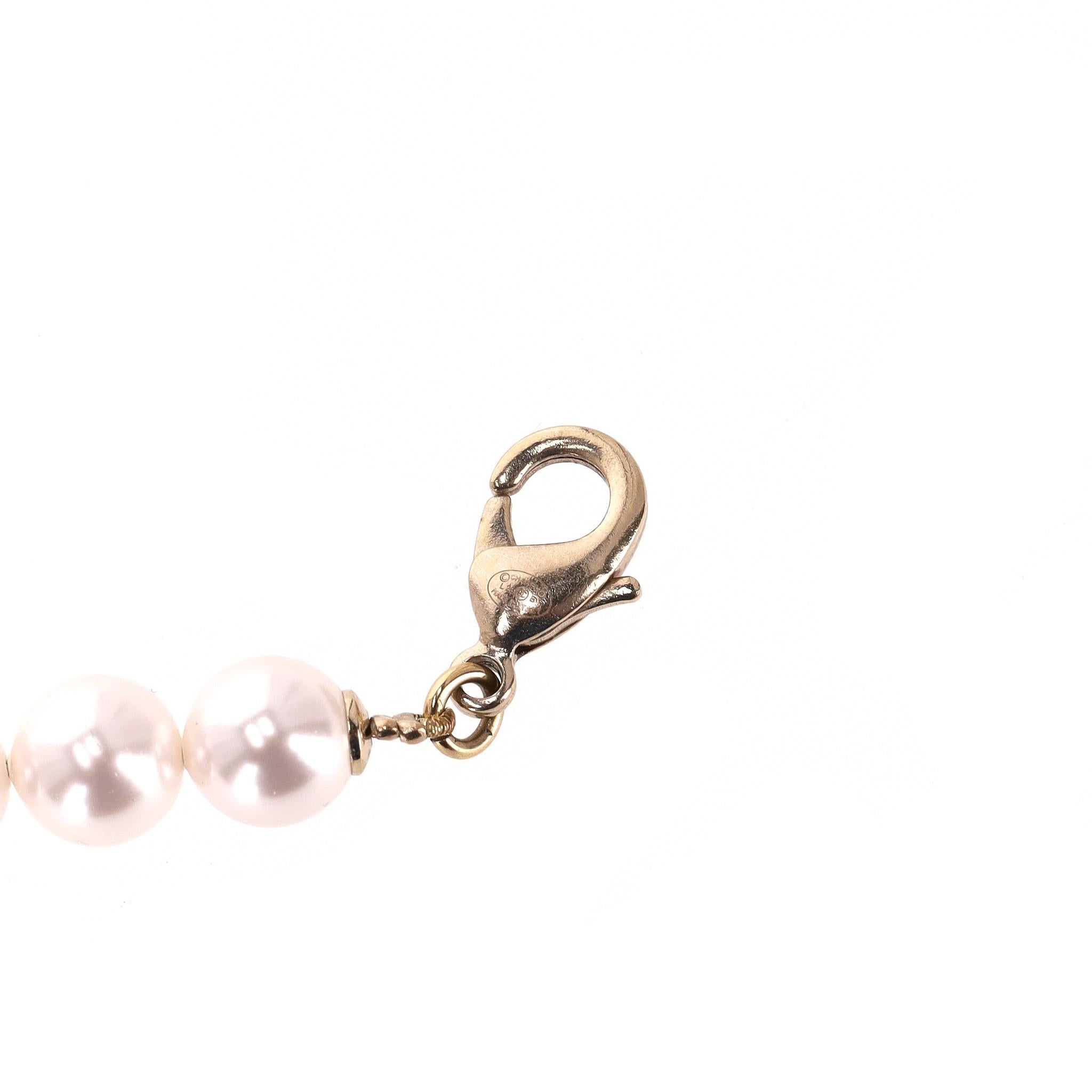 Collana Chanel con collana di perle e firma 