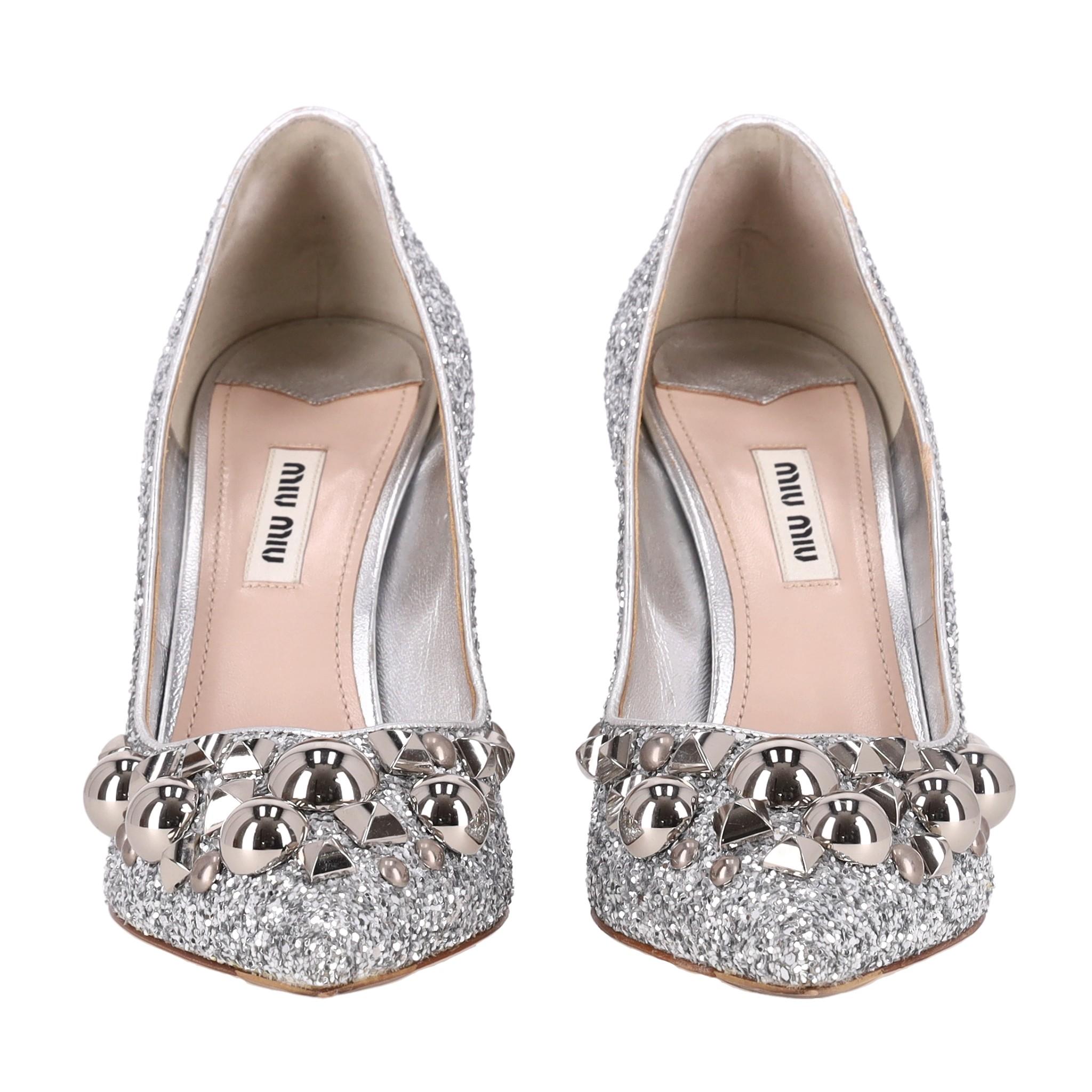 Miu Miu Glitzernde, mit Nieten verzierte Absätze

Silberne Pumps mit Glitzer und tonaler Nietenverzierung auf der Vorderseite.

Mit spitzer Zehenpartie und hohem Stilettoabsatz.

Preis ca. £950

Größe - 38

Condit - Sehr gut (Glitter löste sich an