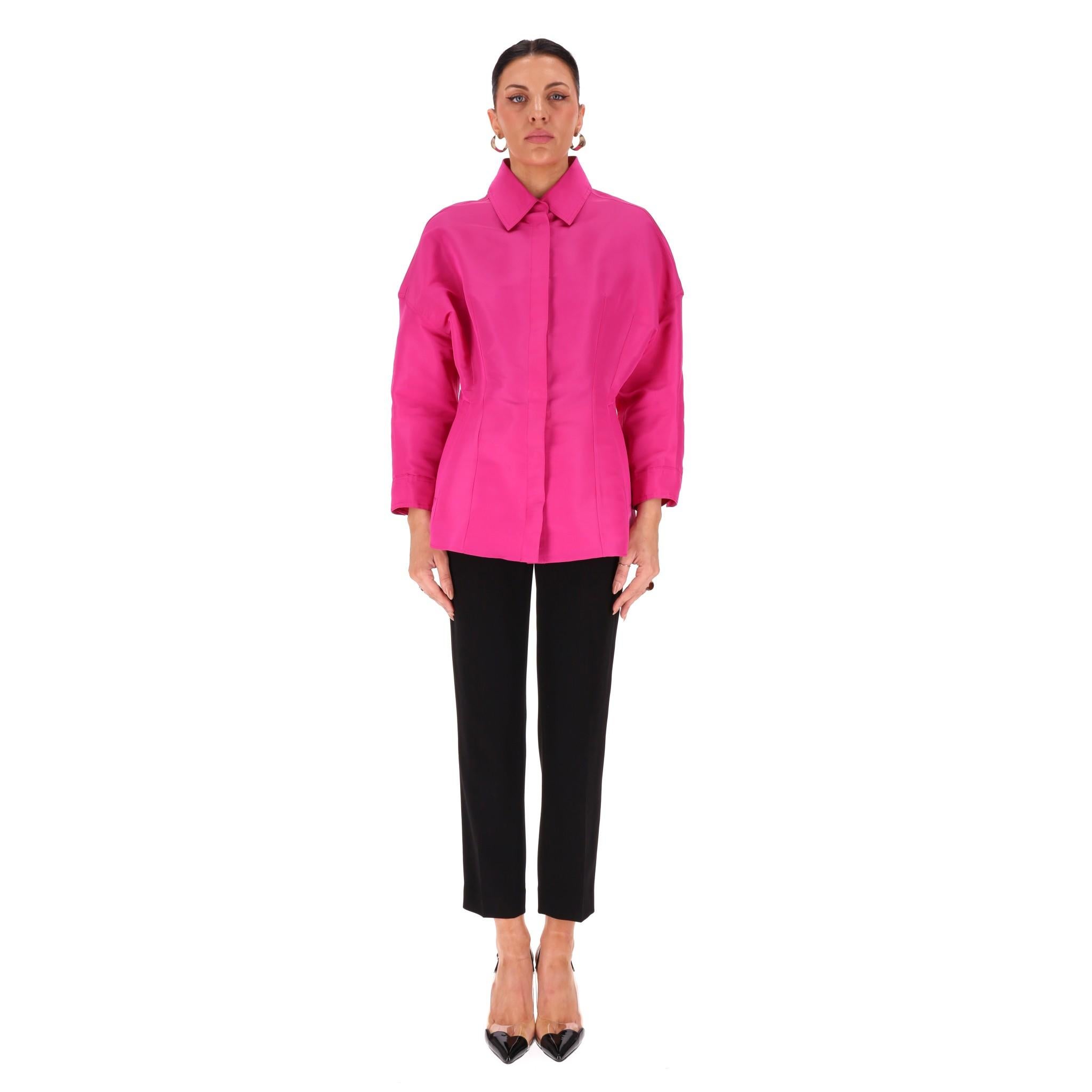 Camicia/Coates in Faille di seta di Valentino

Camicia rosa fucsia completamente realizzata in faille di seta.

Caratterizzato da colletto a punta, chiusura a scatto nascosta al centro.

Taglio rilassato, con silhouette che sottolinea la vita e