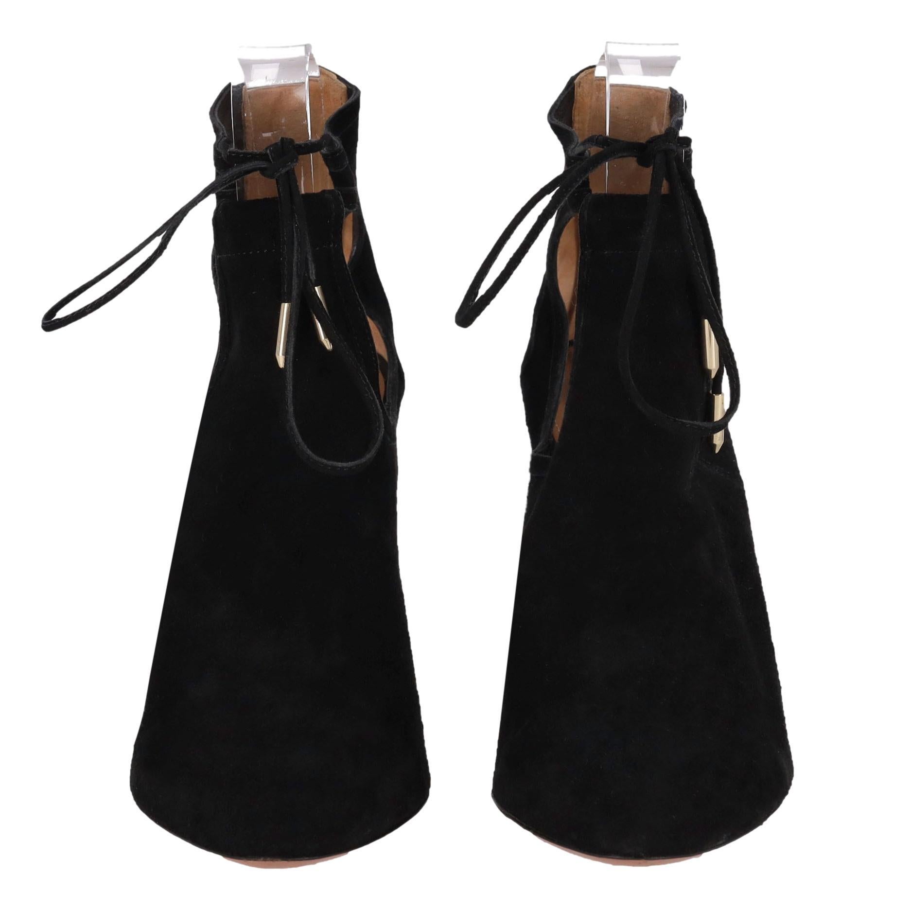 Aquazzura - Babe 105 - Bottines en daim

Talons noirs en daim, à bout pointu et talon aiguille.

Il présente des découpes et se ferme sur les côtés à l'aide d'un lien.

Rrp Approx. £1,000

Taille - 37.5

État - Très bon

Composition - Daim

Livré