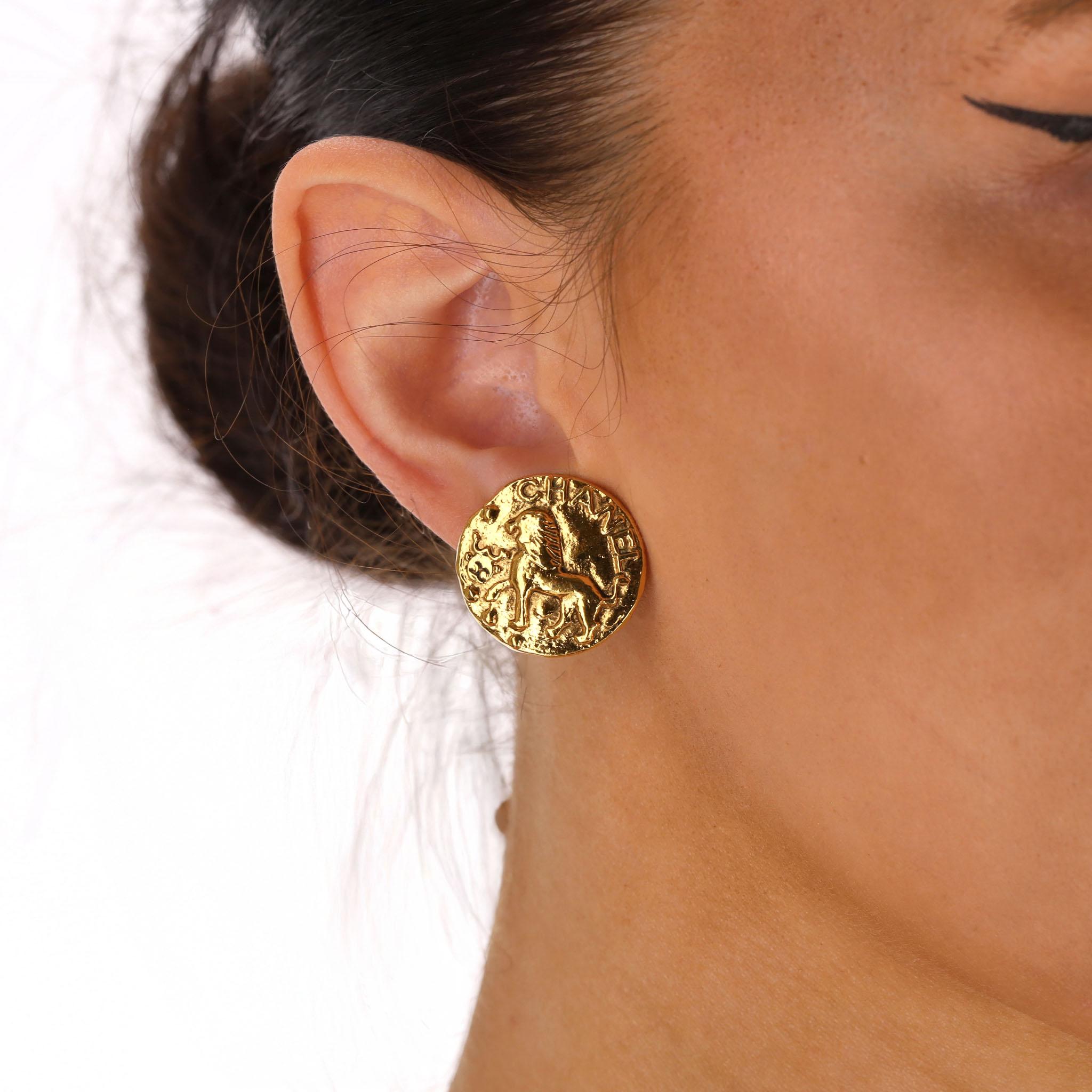 Oggetto da collezione - Orecchini a clip con leone placcati in oro 24k di Chanel 1980

Dalla Collection'S 23 di Chanel ecco questi orecchini a clip vintage placcati in oro 24k.

Disegnata con l'emblematico motivo del leone, la scritta 