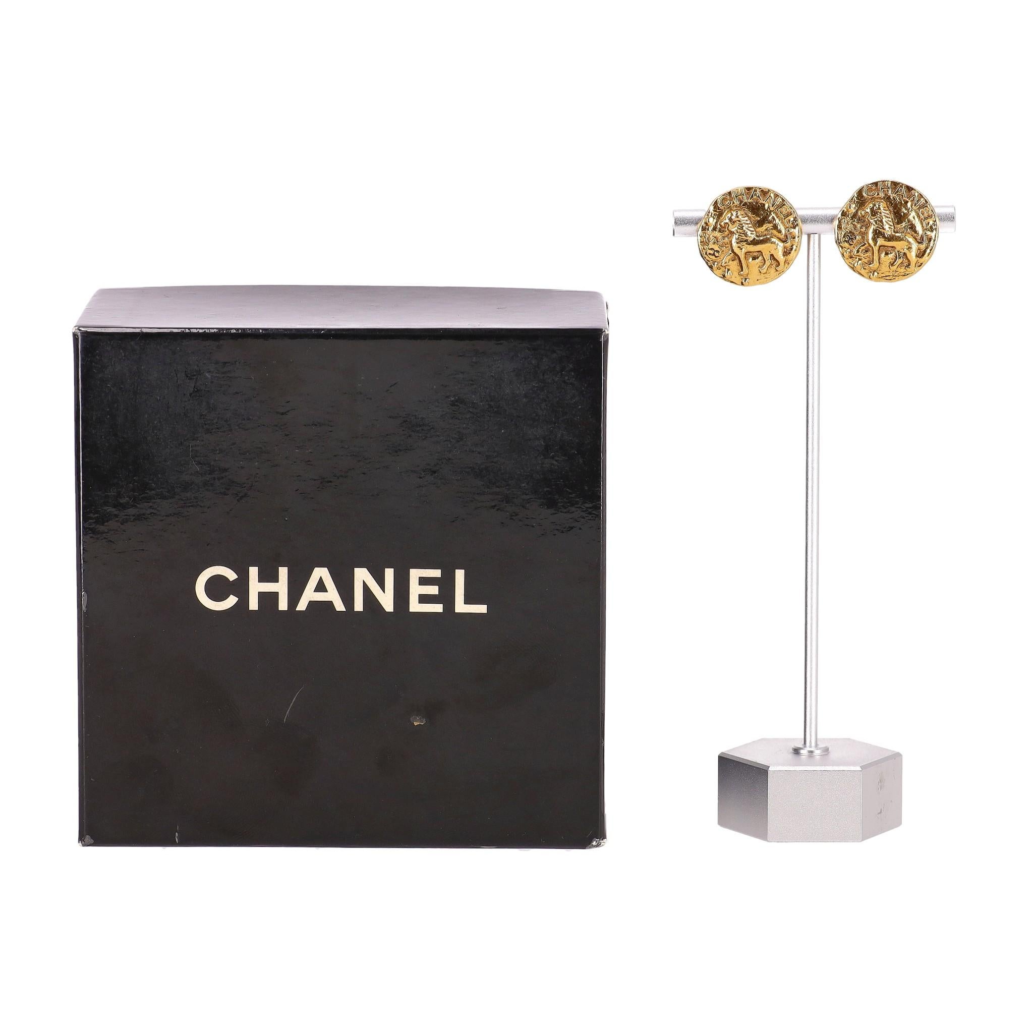 Orecchini a clip con leone placcati oro 24k di Chanel anni '80 In condizioni ottime in vendita a London, GB