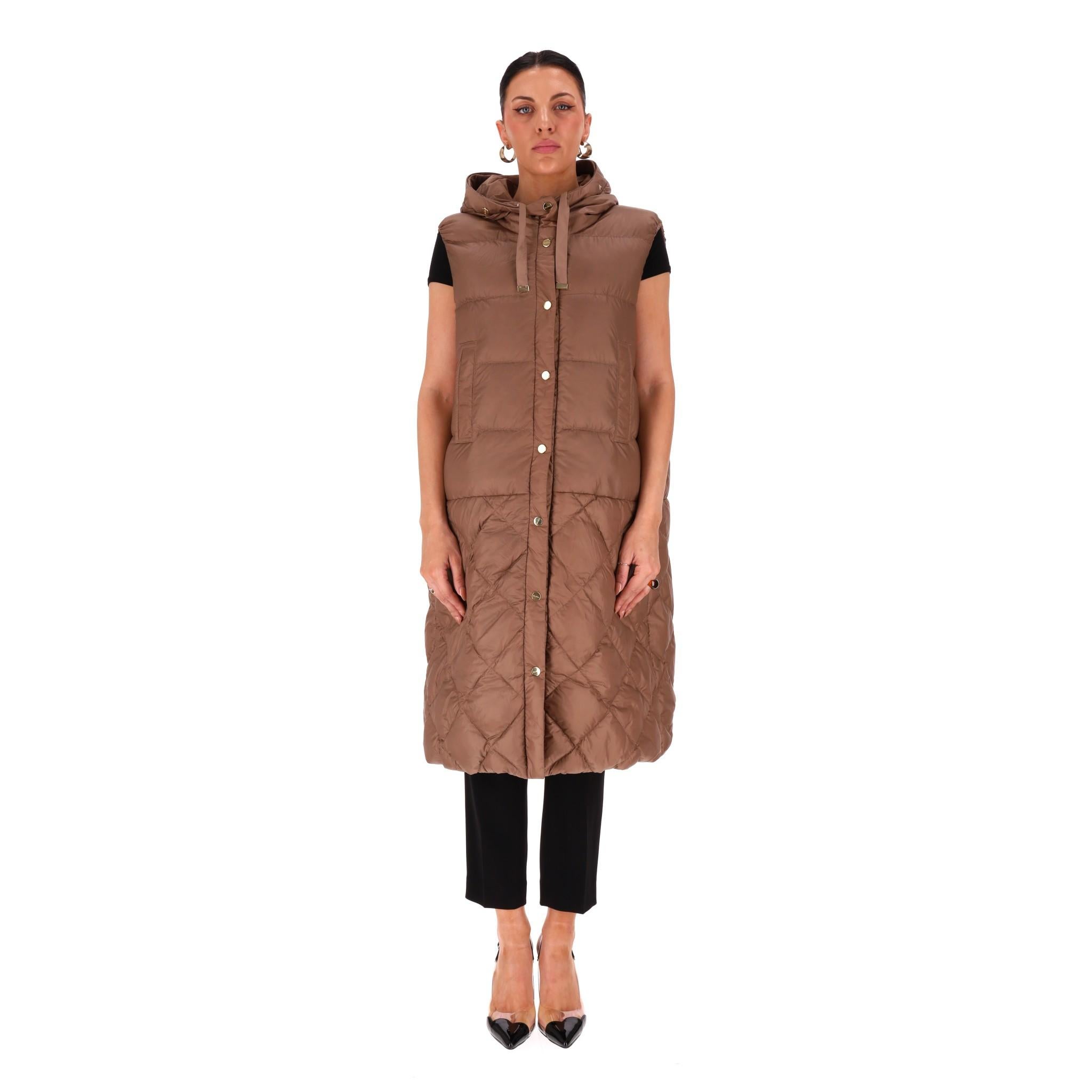 Max Mara - Gilet trapuntato in piuma d'oca

Gilet 'Visoft' marrone cammello imbottito in piuma d'oca con pannellatura trapuntata e tasche laterali.

Caratterizzato da un design con cappuccio, linea lunga e chiusura a scatto al centro.

Dettagliato