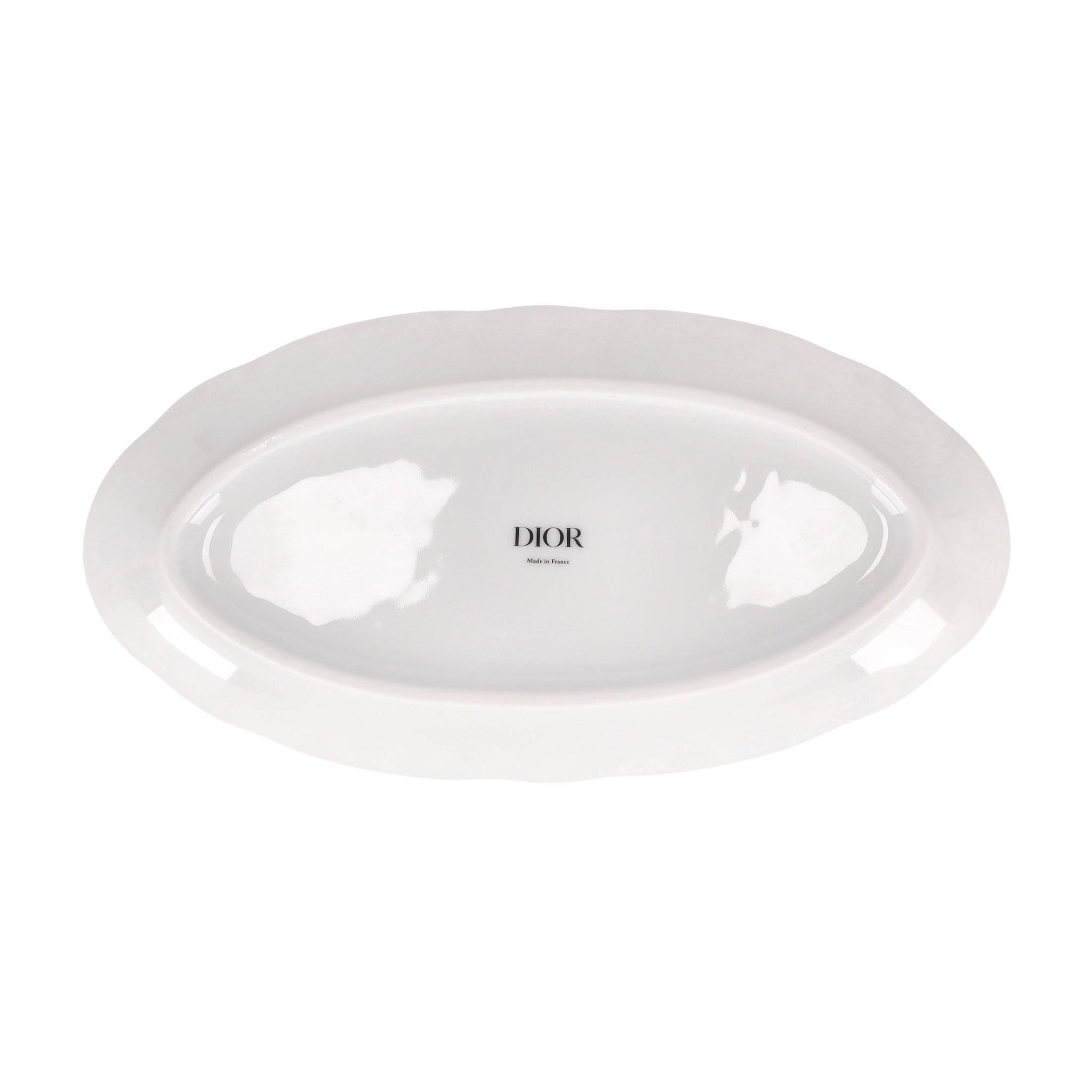 Sammlerstück - Dior Toile de Jouy Limoges Porzellan Relish Dish

Weiße Relish-Schale, in Frankreich aus Limoges-Porzellan hergestellt, mit handgemalter blauer Filetbordüre aus Toile de Jouy.

Bitte beachten Sie, dass diese Porzellanartikel selten