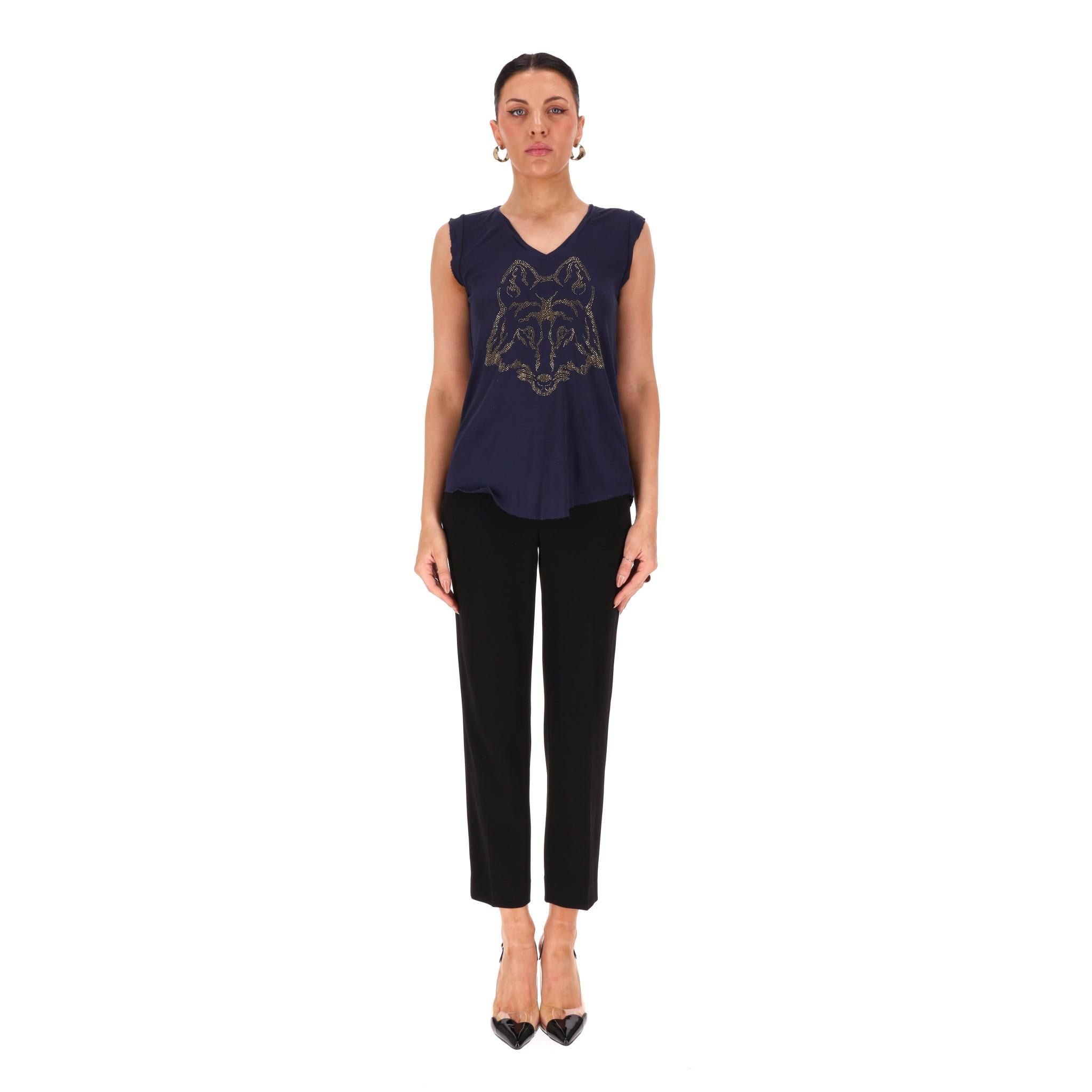 Zadig & Voltaire - Top à motif de loup en cristal

Top marine en viscose, orné d'un motif Wolf en cristal doré et argenté au centre.

Décolleté en V et sans manches.

Rrp Approx. £130

Taille - S

État - Très bon

Composition - 100% Viscose