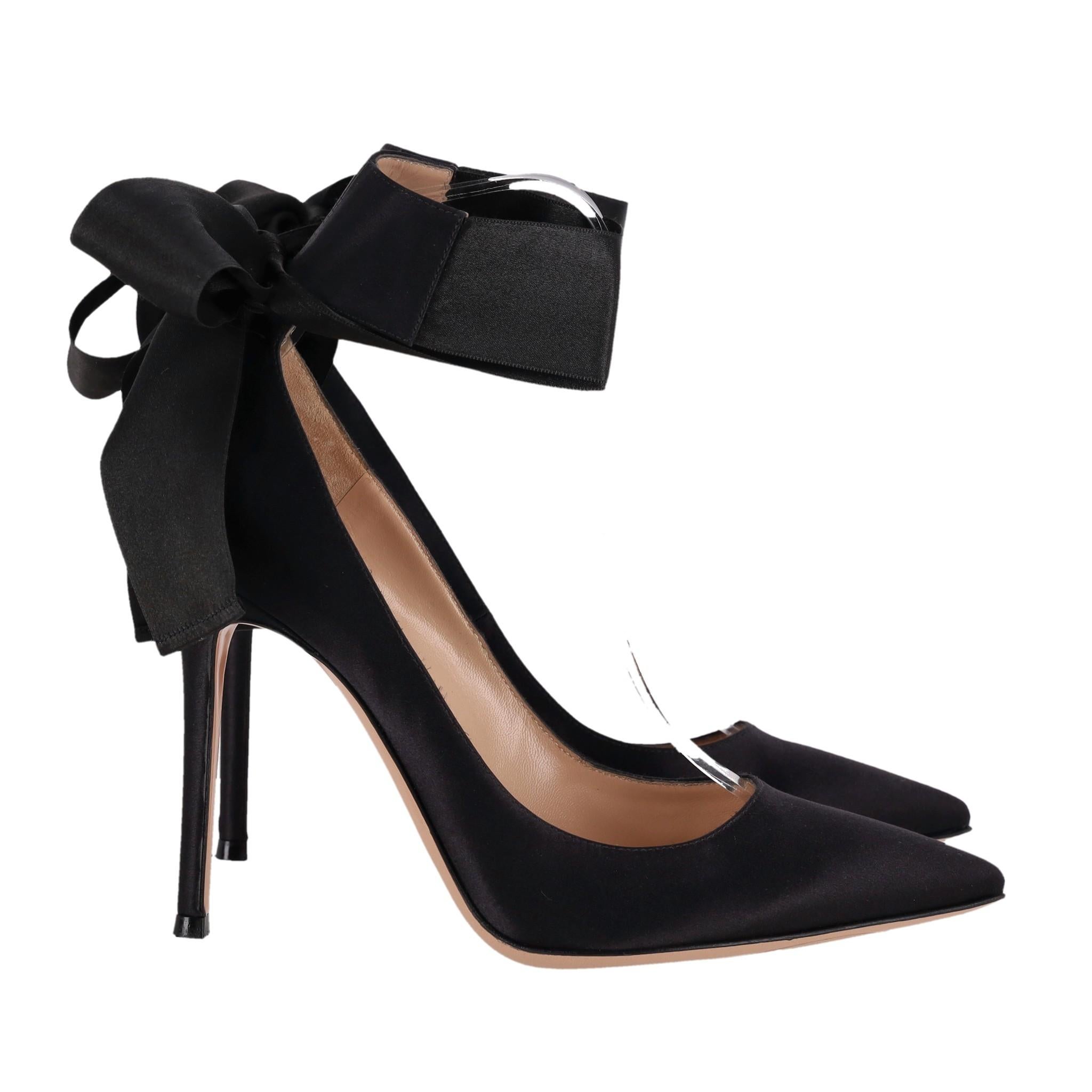Gianvito Rossi Tacones de raso con lazo en el tobillo Gala Negro en venta