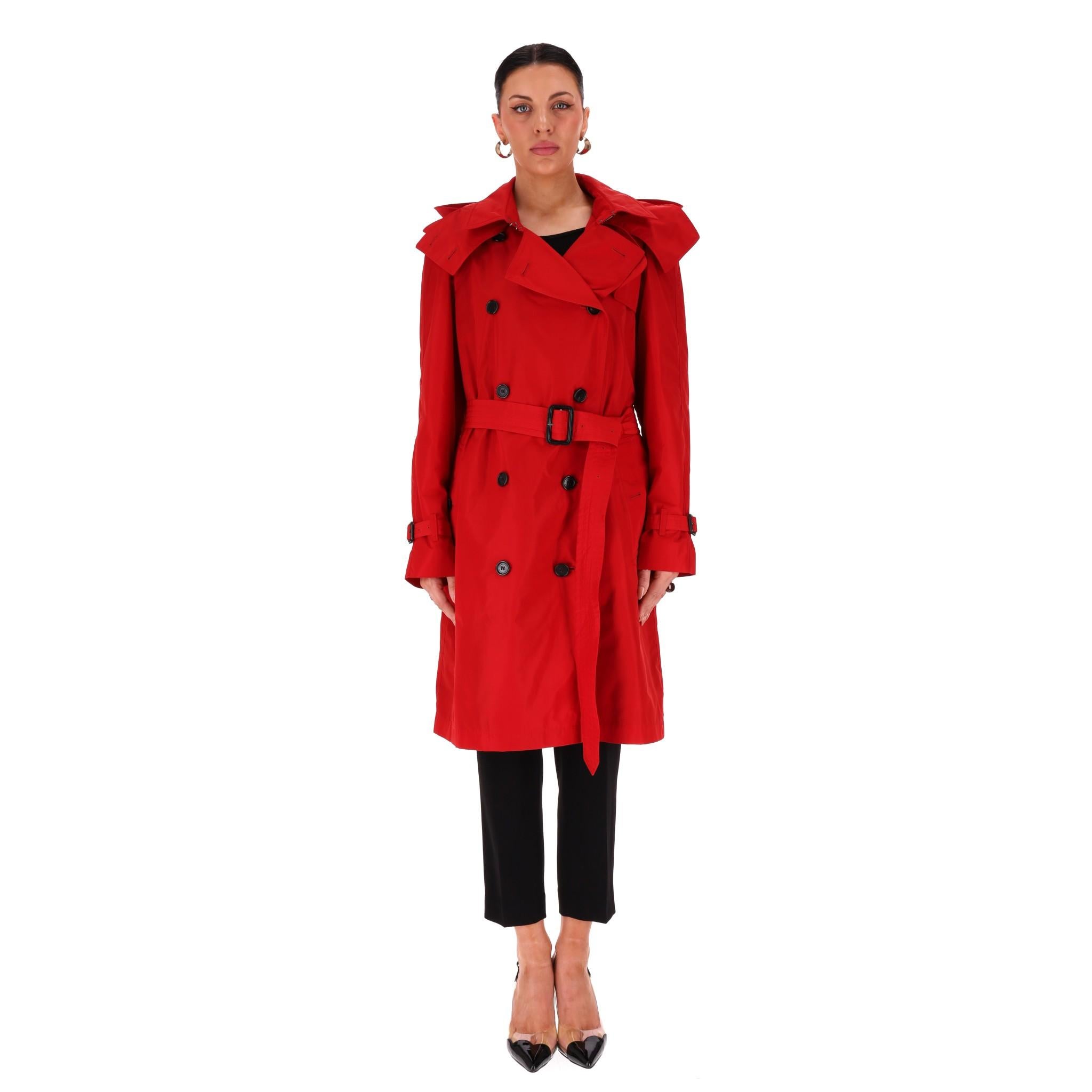 Coates Amberford di Burberry

Trench rosso a doppiopetto con cappuccio con risvolto.

Caratterizzato da spalline abbottonate, polsini e vita con fibbie in pelle di vitello.

Prezzo di listino circa 1,800 euro

Taglia - 16UK

Condizioni - Molto