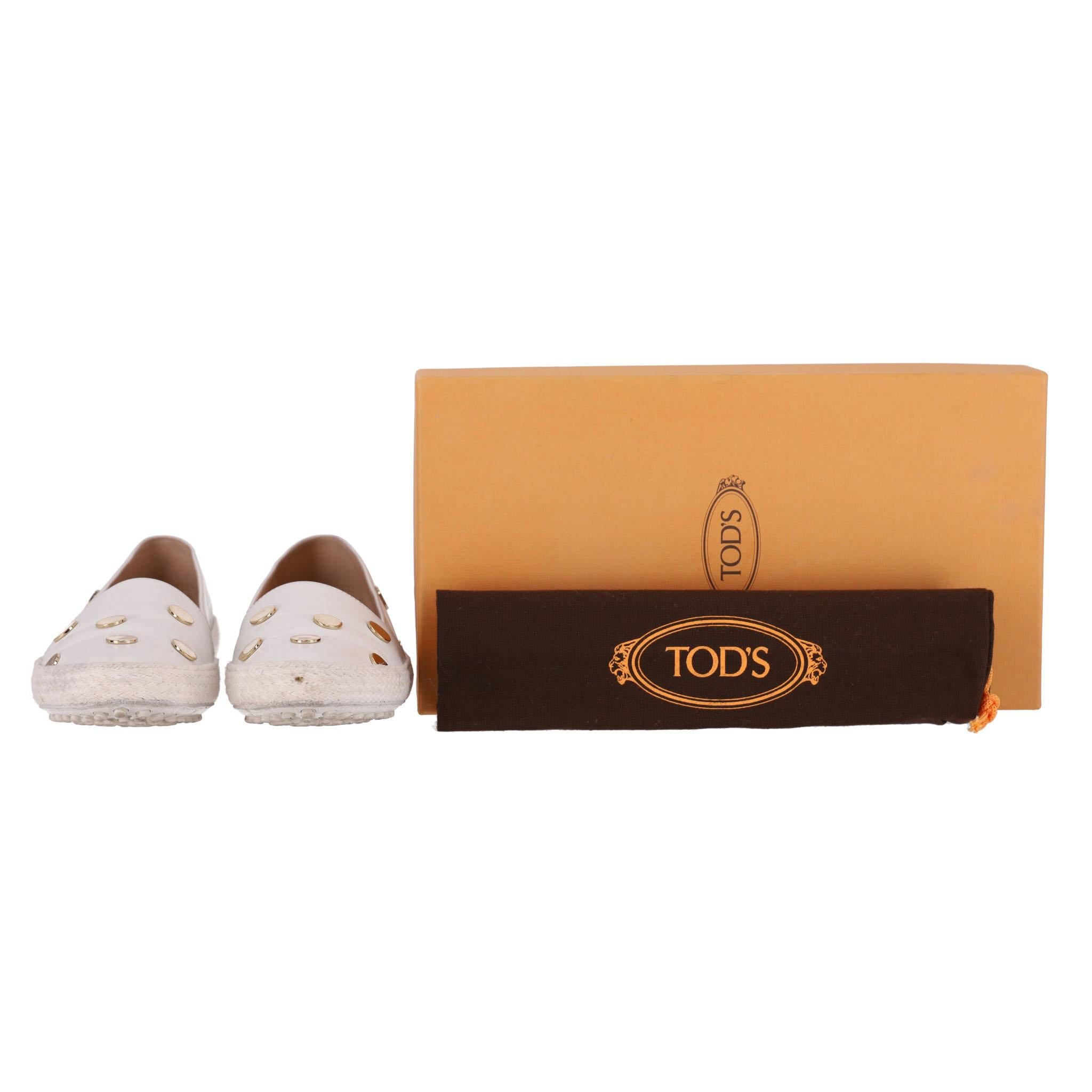 Tod's - Gommino - Mocassins en cuir avec clous à pois

Mocassins blancs confectionnés en Italie en cuir lisse blanc cassé, ornés de clous métallisés dorés à effet miroir disposés selon un motif ludique à pois.

Elle est dotée d'une semelle Gommino
