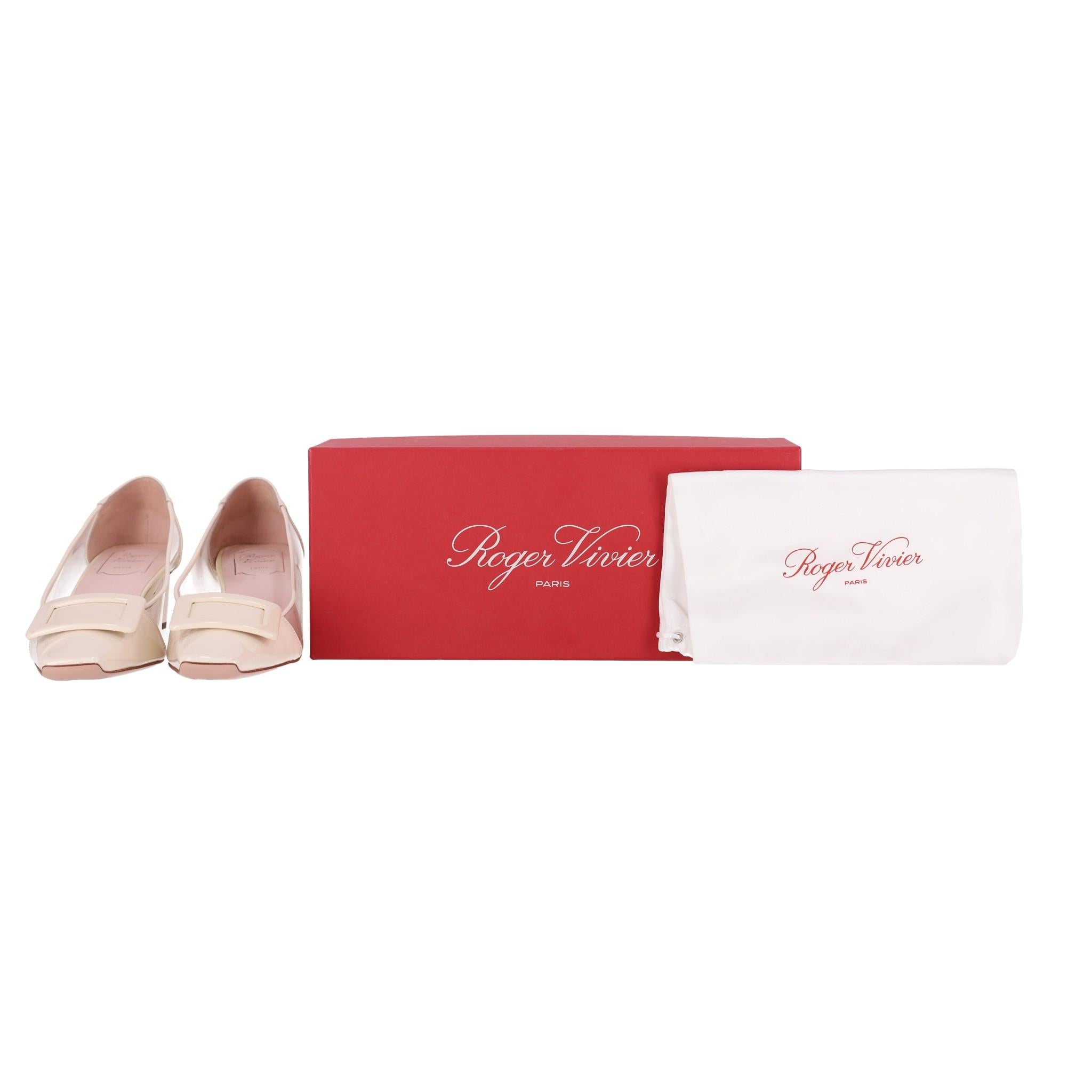 Roger Vivier Belle Vivier Bombas de charol con inserciones de PVC

Tacones Belle Vivier de color marfil fabricados en charol brillante con inserciones de PVS transparente en los laterales.

Con las emblemáticas hebillas en los dedos cuadrados y el