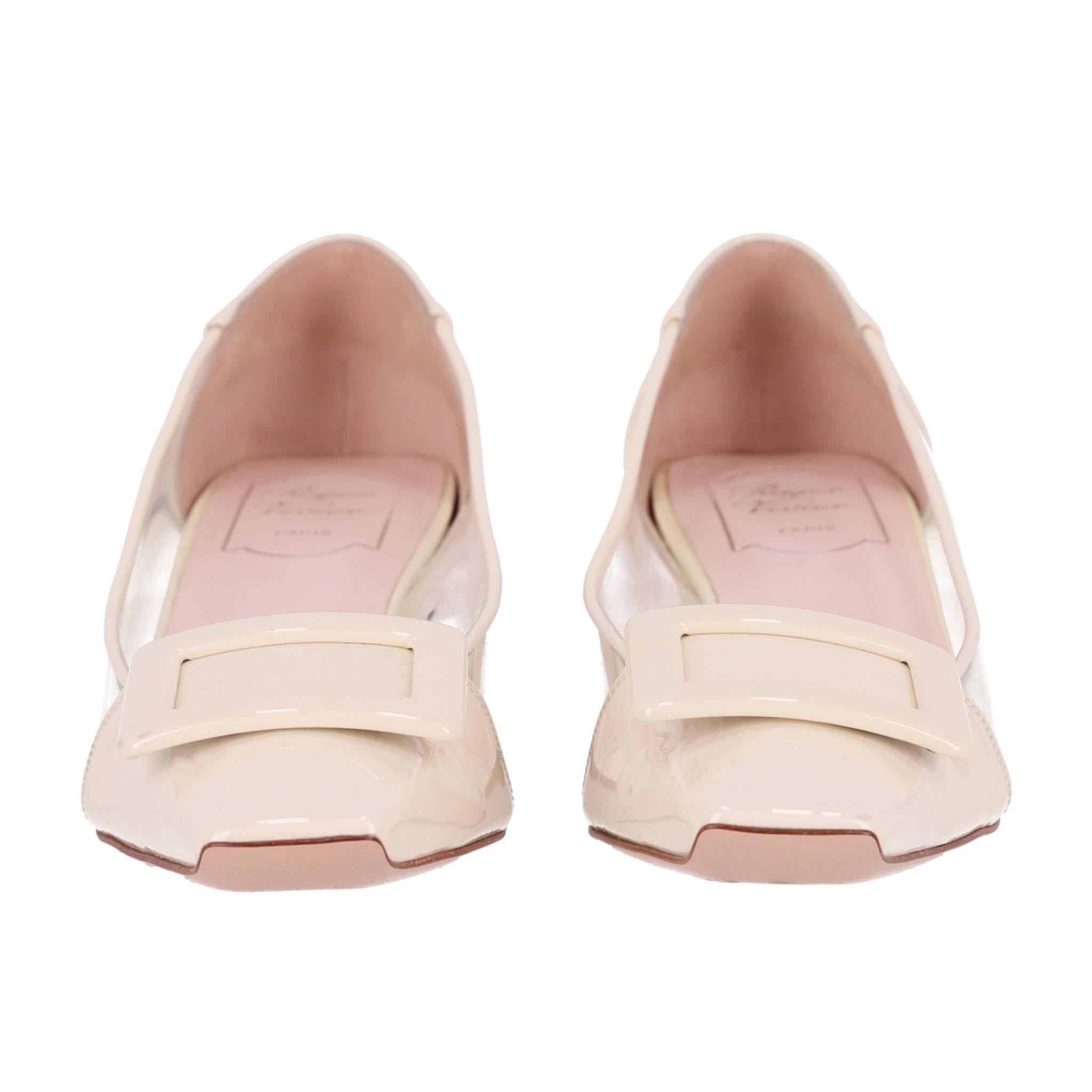Roger Vivier Belle Vivier Bombas de charol con inserciones de PVC Beige