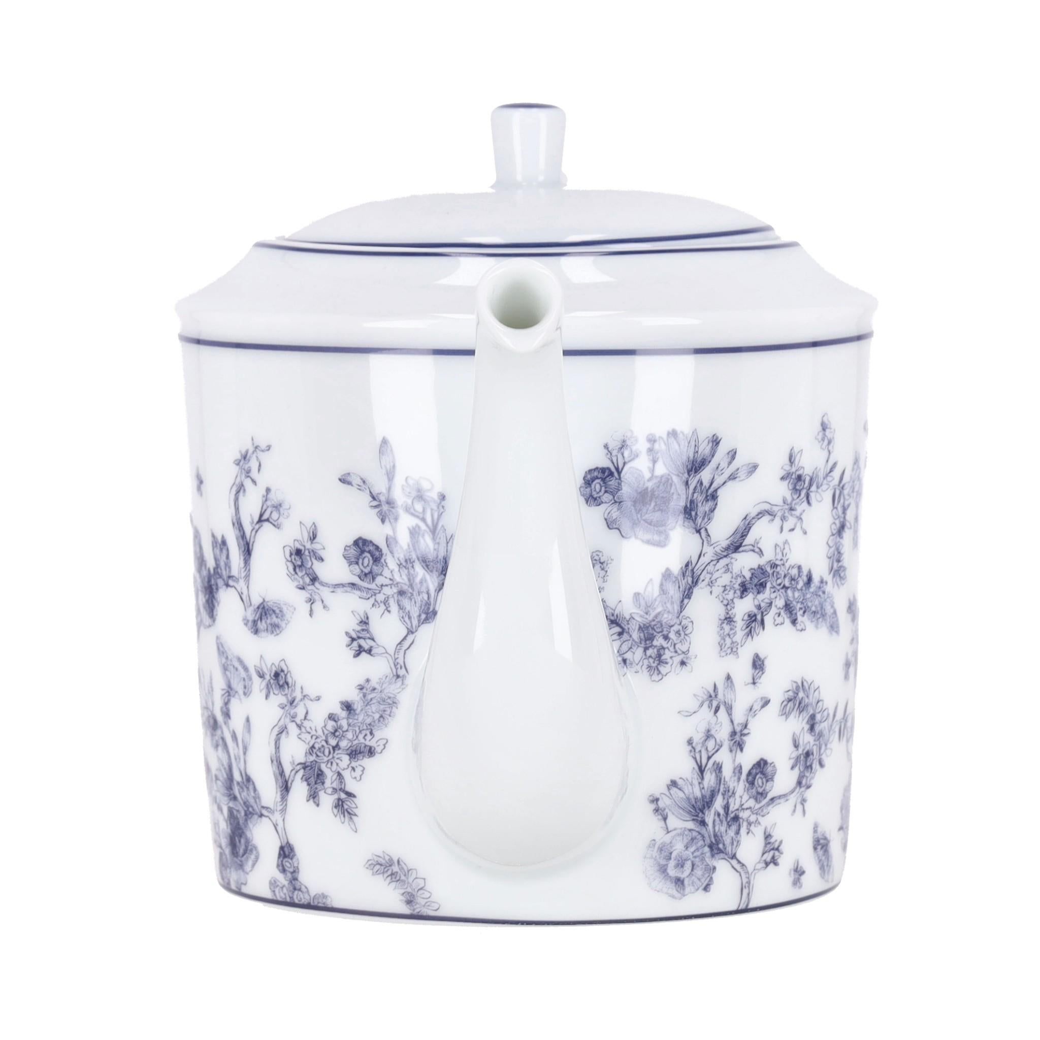 Collectors Item - Dior Toile de Jouy Limoges Porcelain Teapot

Théière blanche fabriquée en France en porcelaine de Limoges avec bordure en filet de Toile de Jouy peinte à la main en bleu.

Veuillez noter que ces articles en porcelaine sont rares et