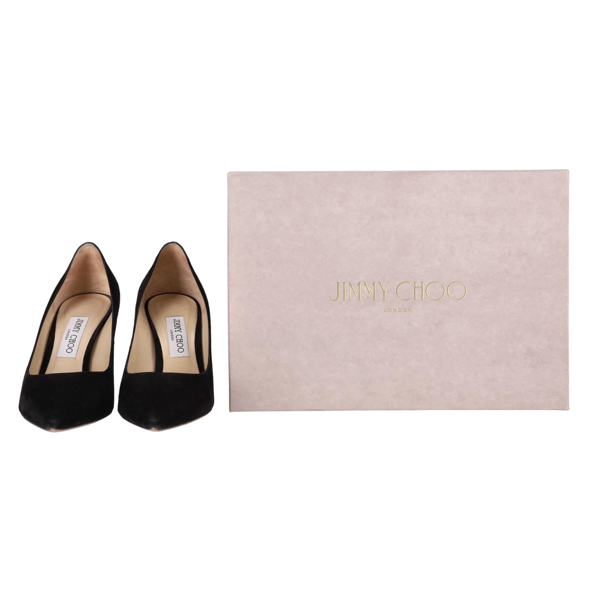Jimmy Choo - Love 85 - Talons en daim avec emblème 'JC'.

Escarpins noirs en daim, ornés d'un emblème 