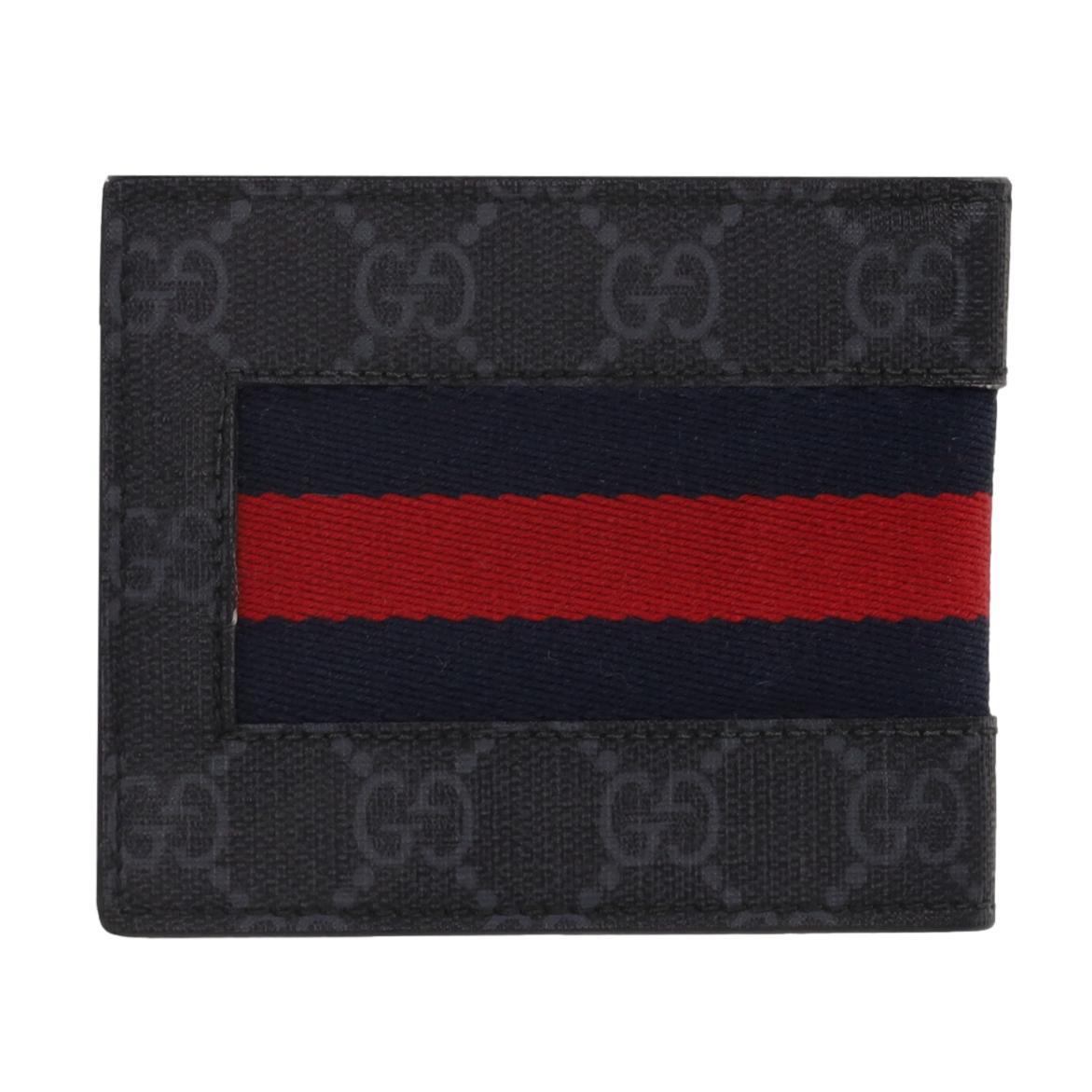 Gucci GG Supreme Monogram Web Stripe Portafoglio Bi-Fold 

Portafoglio nero a due ante realizzato in tela rivestita GG Supreme con l'iconico dettaglio Web Stripe rosso e blu del marchio.

Il portafoglio si apre su un interno in pelle nera liscia con