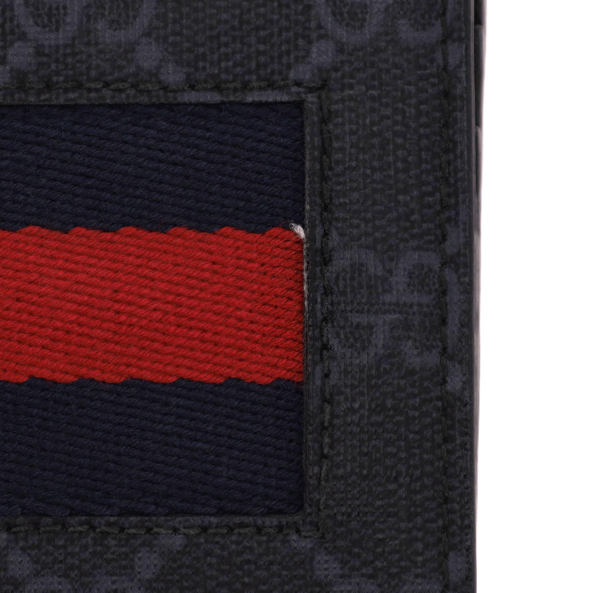 Uomo Gucci GG Supreme Monogram Web Stripe Portafoglio Bi-Fold in vendita