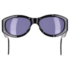 Occhiali da sole Chanel vintage anni '90 con borchie e dettaglio Cat-Eye