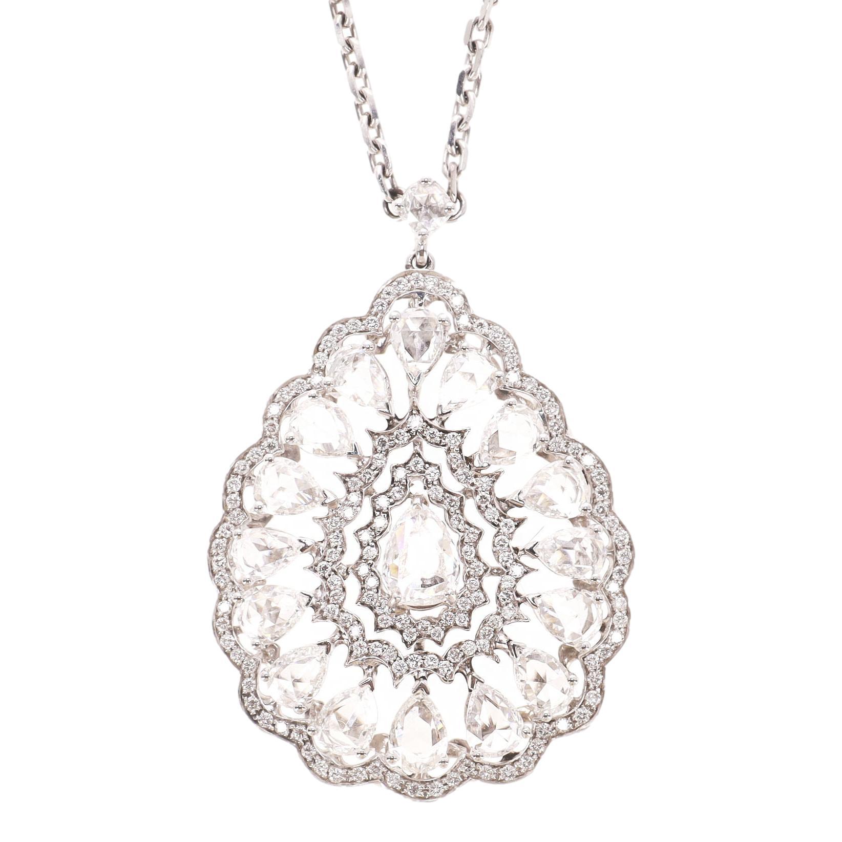 Donna Collana con ciondolo a forma di pera in oro bianco 18k con 9cts di diamanti in vendita