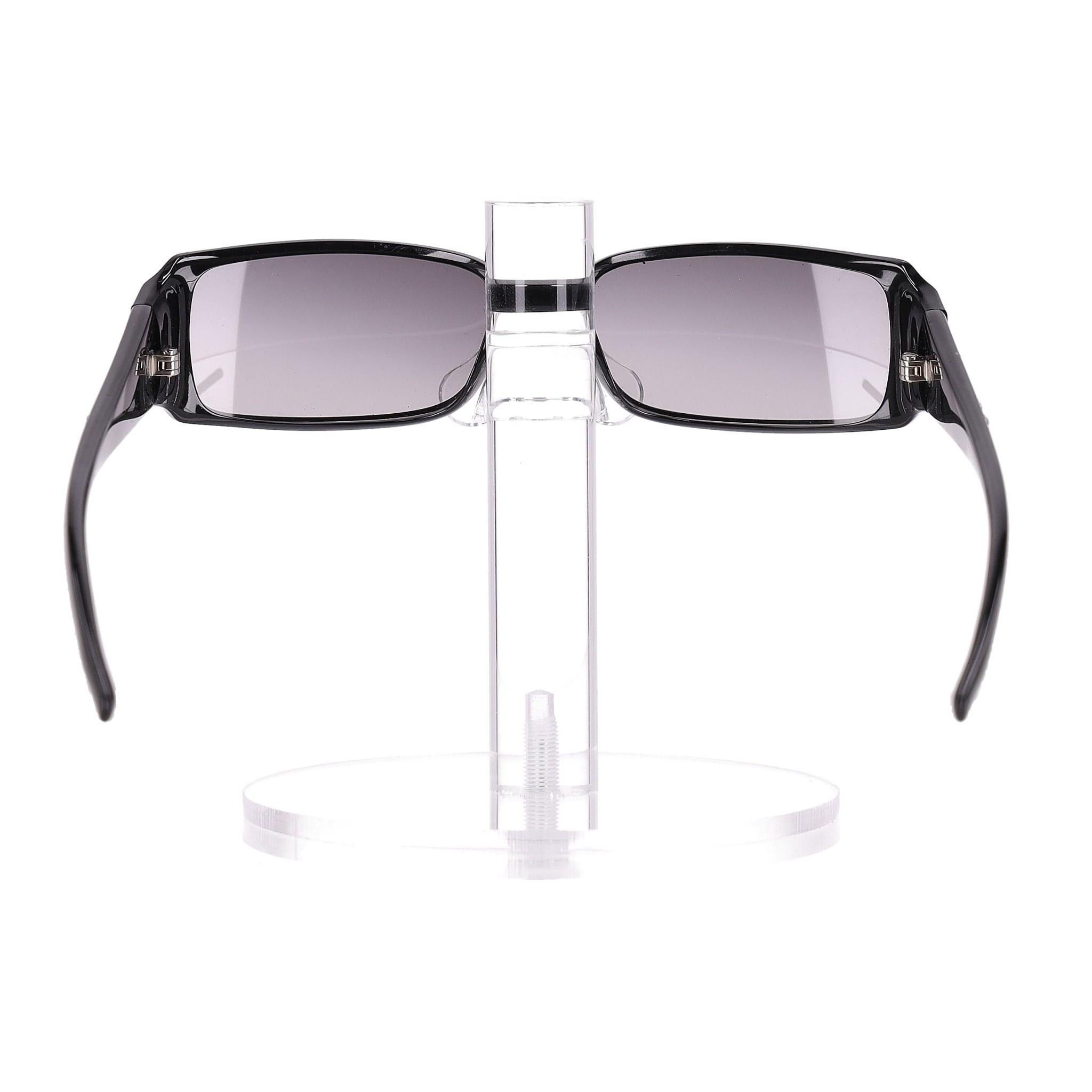 Grigio Occhiali da sole Christian Dior con logo in cristallo sulle stanghette in vendita
