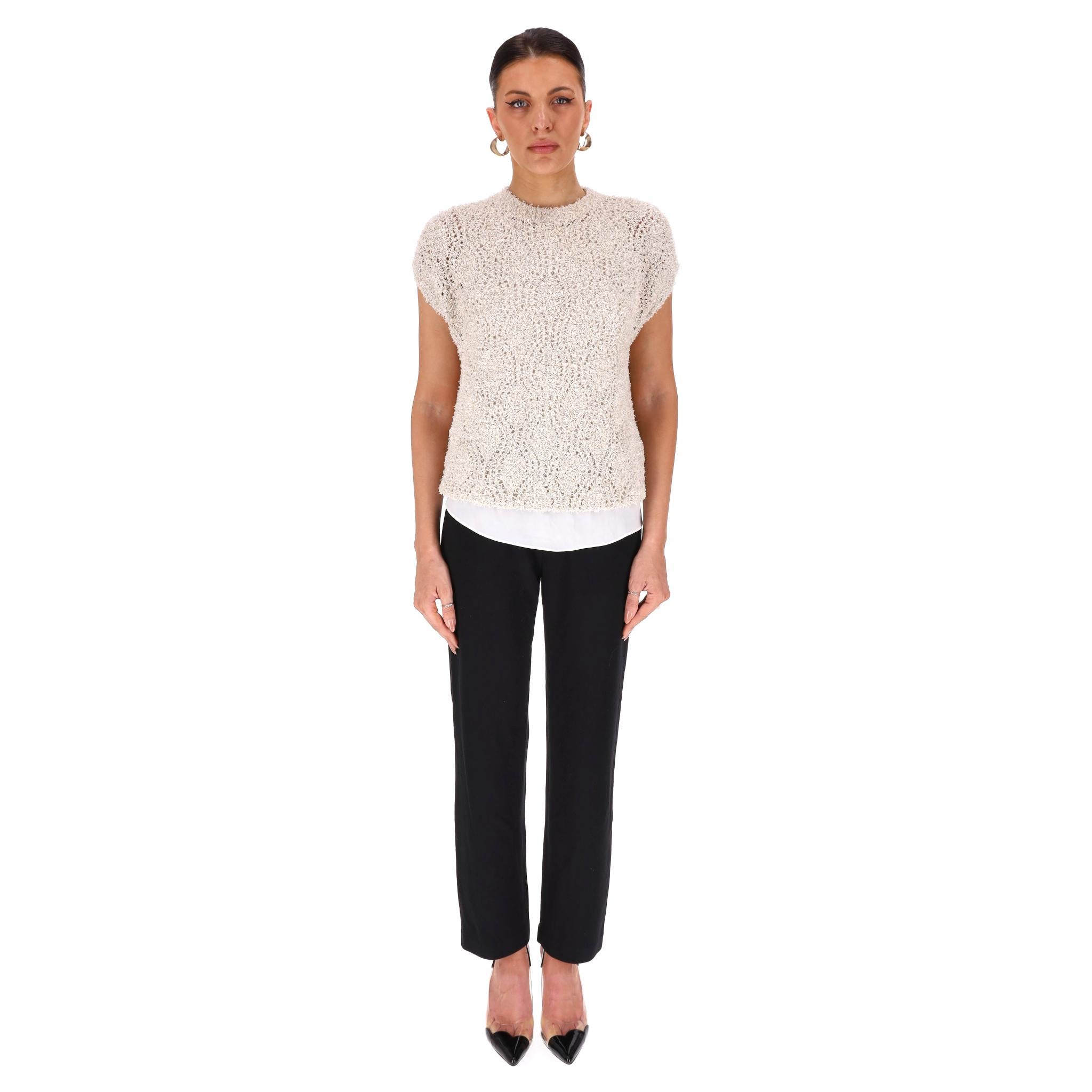 Brunello Cuccinelli Pullover aus strukturierter Baumwolle und Seidenmischung

Elfenbeinfarbener Pullover aus strukturiertem Stoff mit kurzen Ärmeln und Rundhalsausschnitt.

Mit weißem Unterkleid und gerader Passform.

Preis ca. £950

Größe -