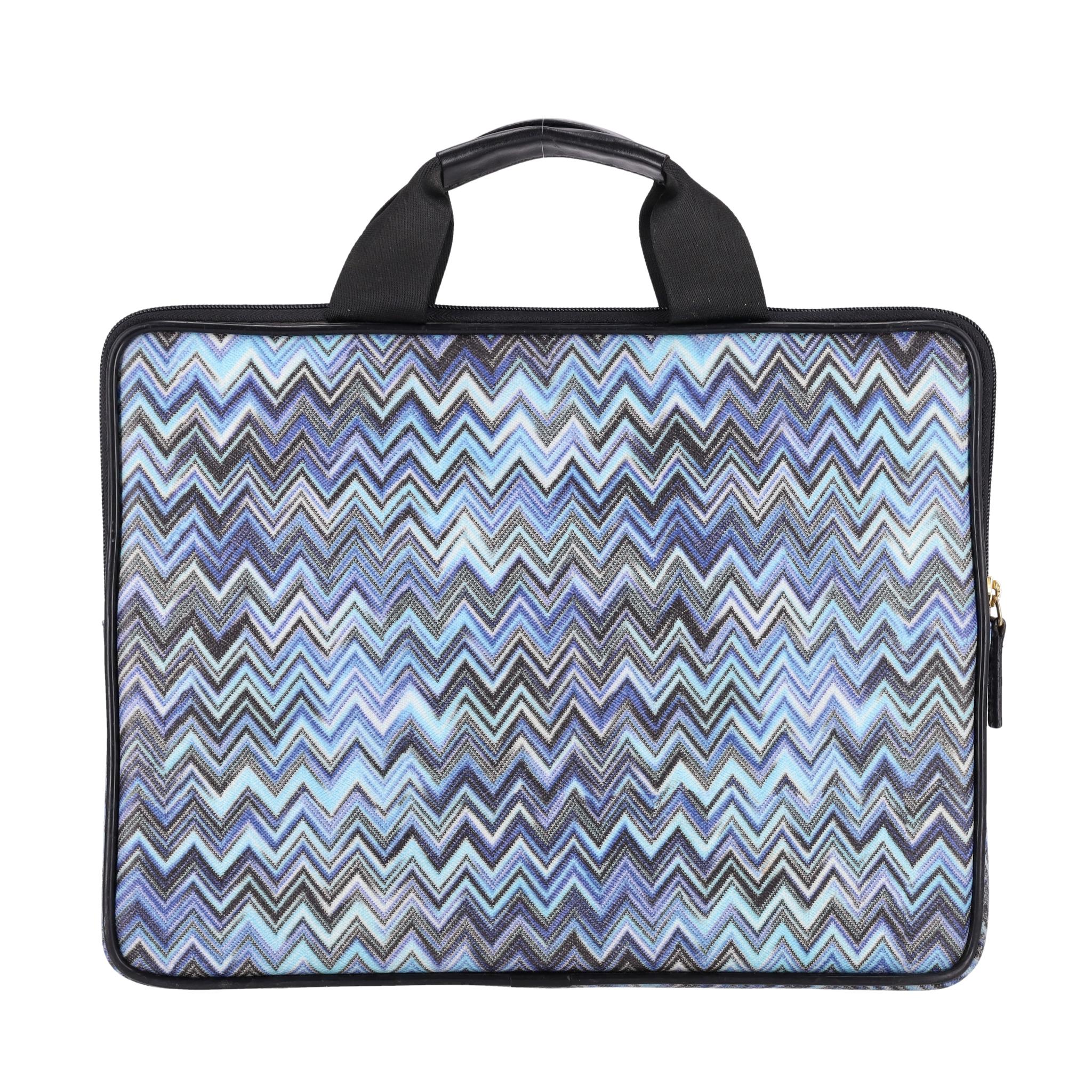 Borsa per computer portatile Missoni a zig zag

Borsa blu per computer portatile disegnata con il caratteristico motivo a zig zag del marchio.

Con finiture in pelle nera e manico superiore.

Con patch in pelle con logo in rilievo al centro e