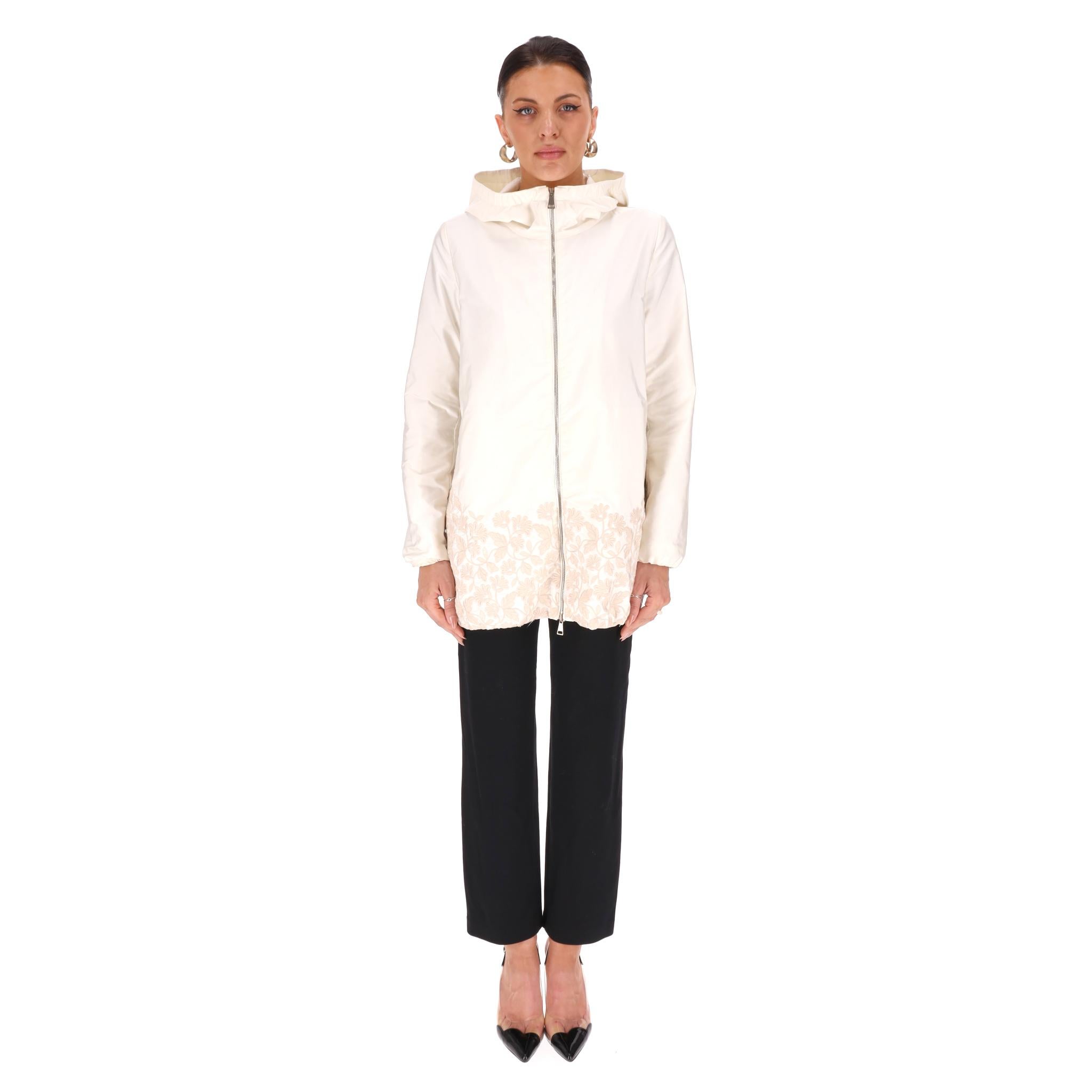 Giacca Moncler con ricamo floreale

Giacca con cappuccio color avorio con ricamo floreale tono su tono sull'orlo.

Caratterizzato da una chiusura a zip bidirezionale e da una silhouette longilinea.

Prezzo di listino circa 1,800 euro

Dimensione - 1