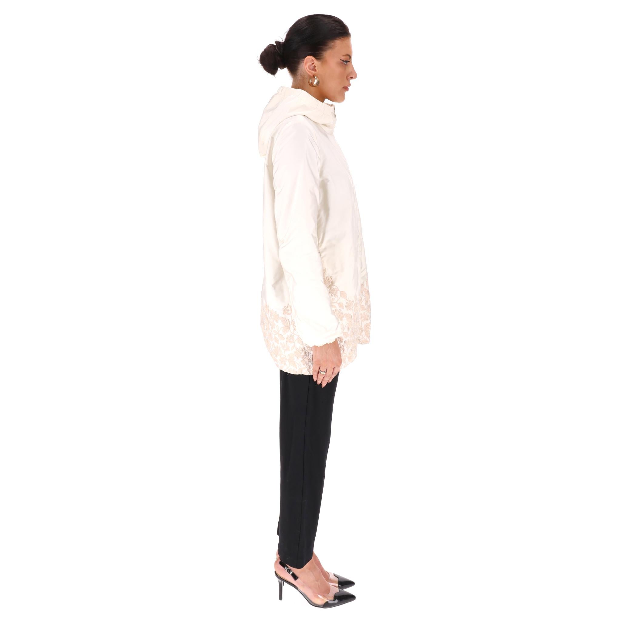 Bianco Giacca Moncler con ricamo floreale in vendita